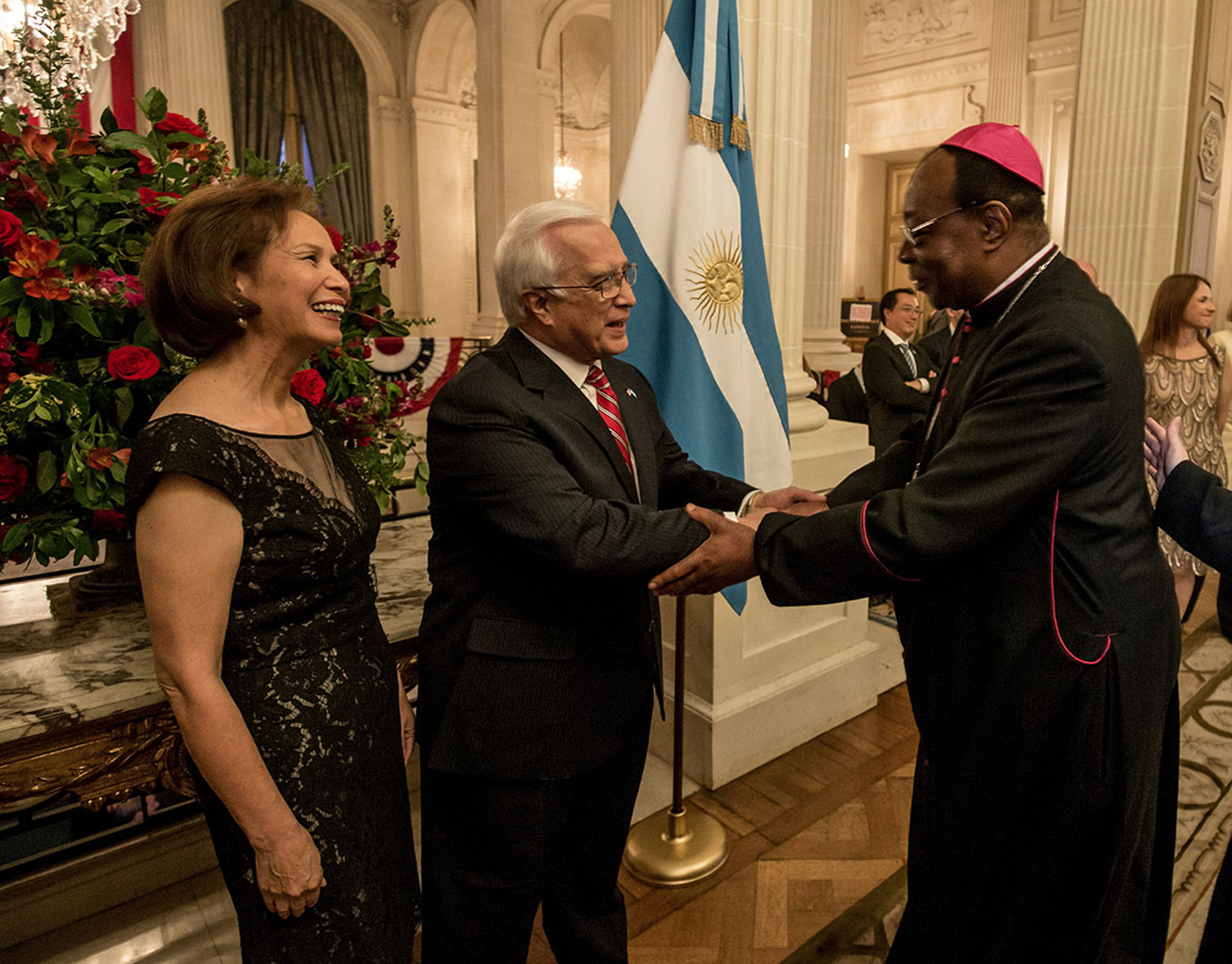 Edward C. Prado y su mujer reciben al Nuncio apostólico en la Argentina, monseñor León Kalenga Badikebele