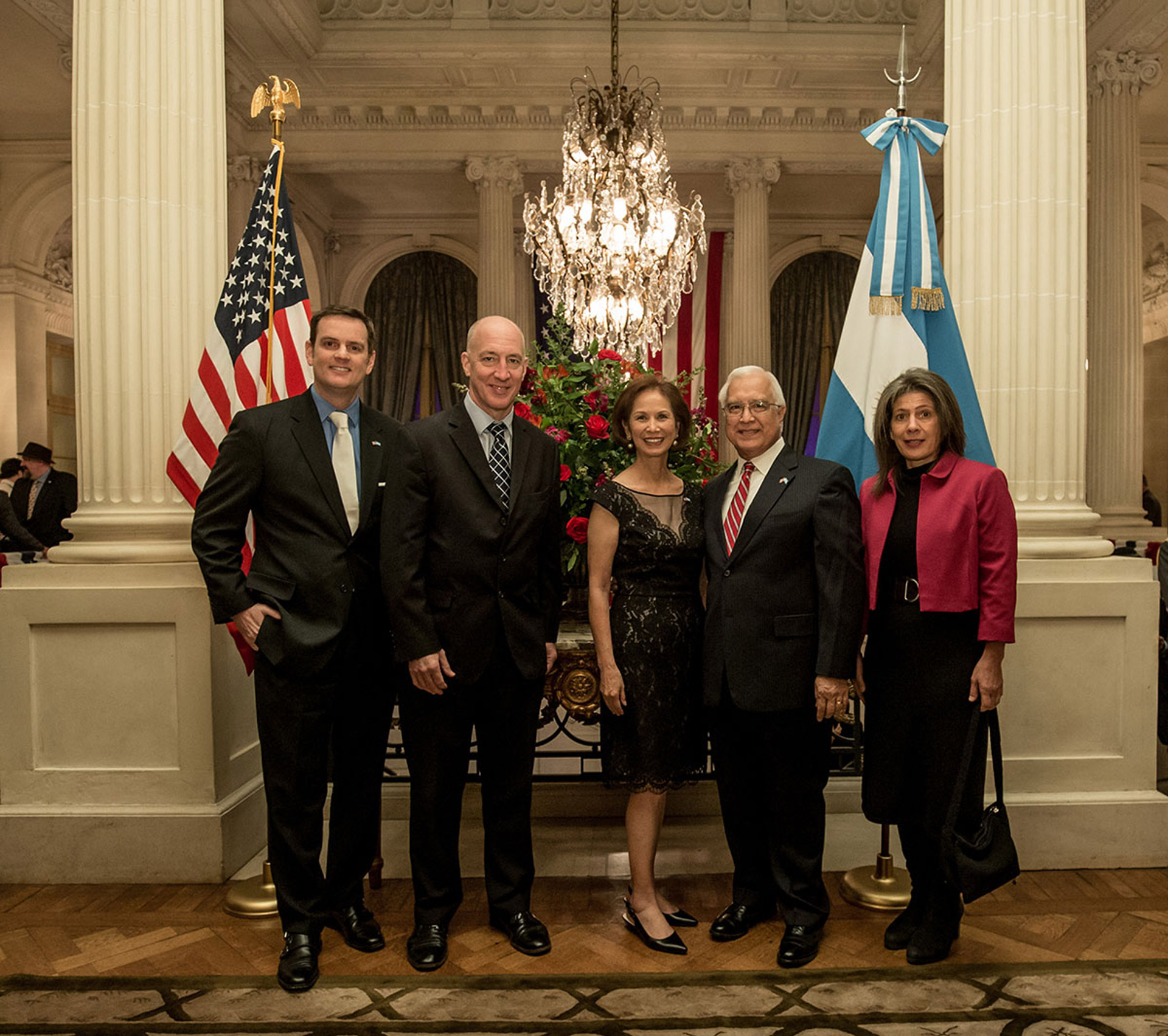 El embajador Prado junto a su mujer María y Tom Cooney reciben al embajador británico, Mark Kent, y su esposa Martine