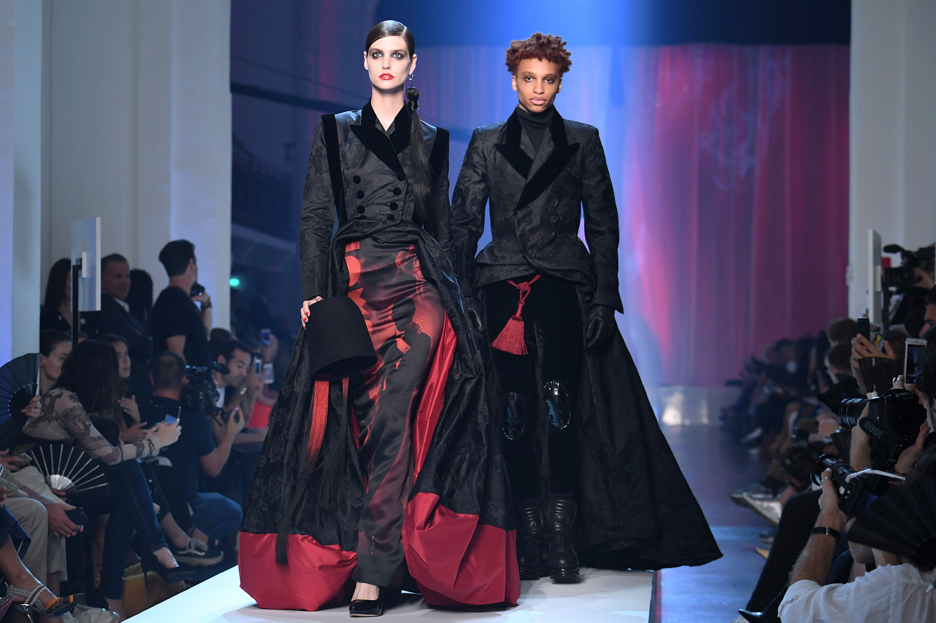 En los 80 Jean Paul Gaultier intrudujo el traje femenino, aquí lo reversiona