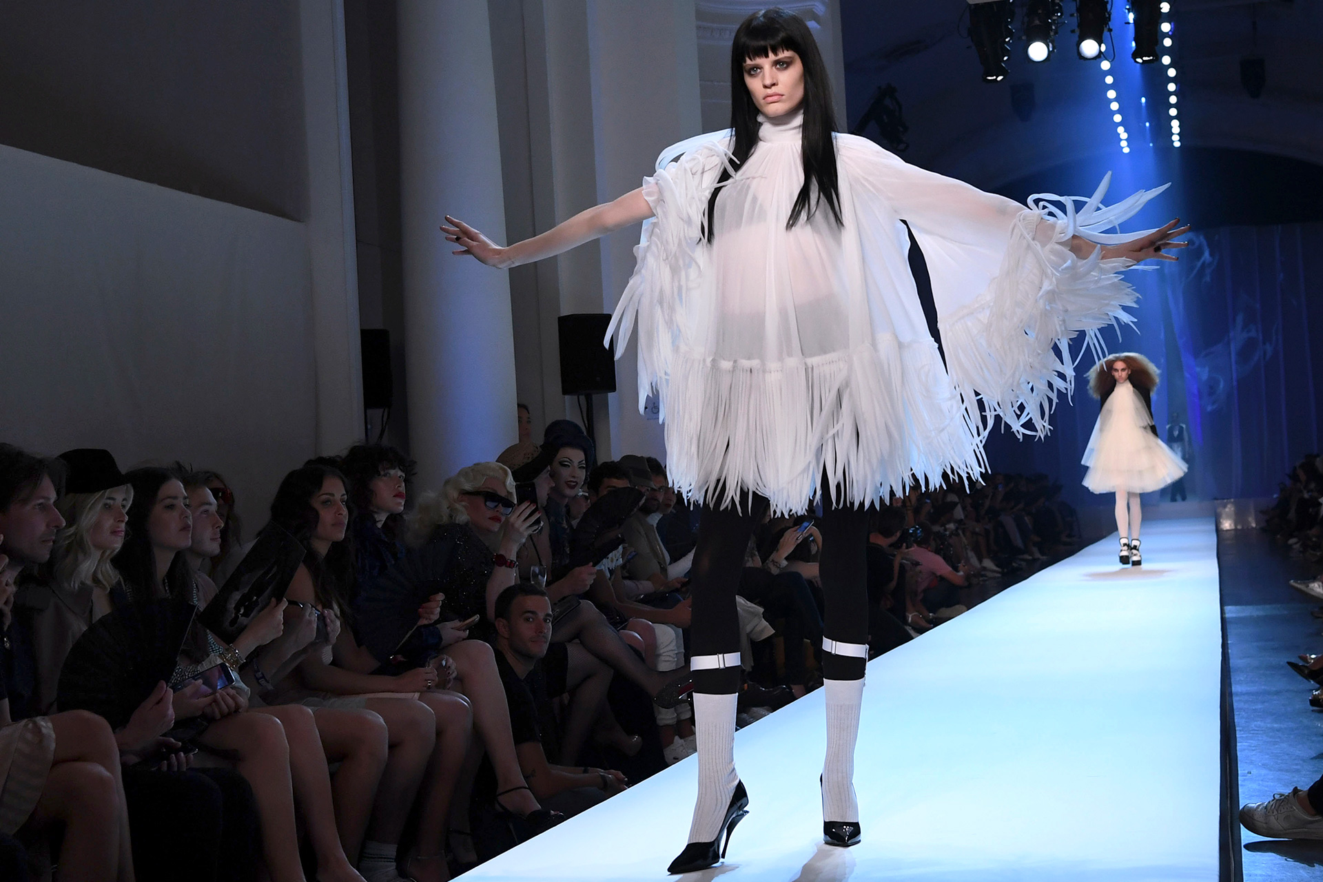 El look se fusionó con prendas de alta costura con juego de texturas y materiales