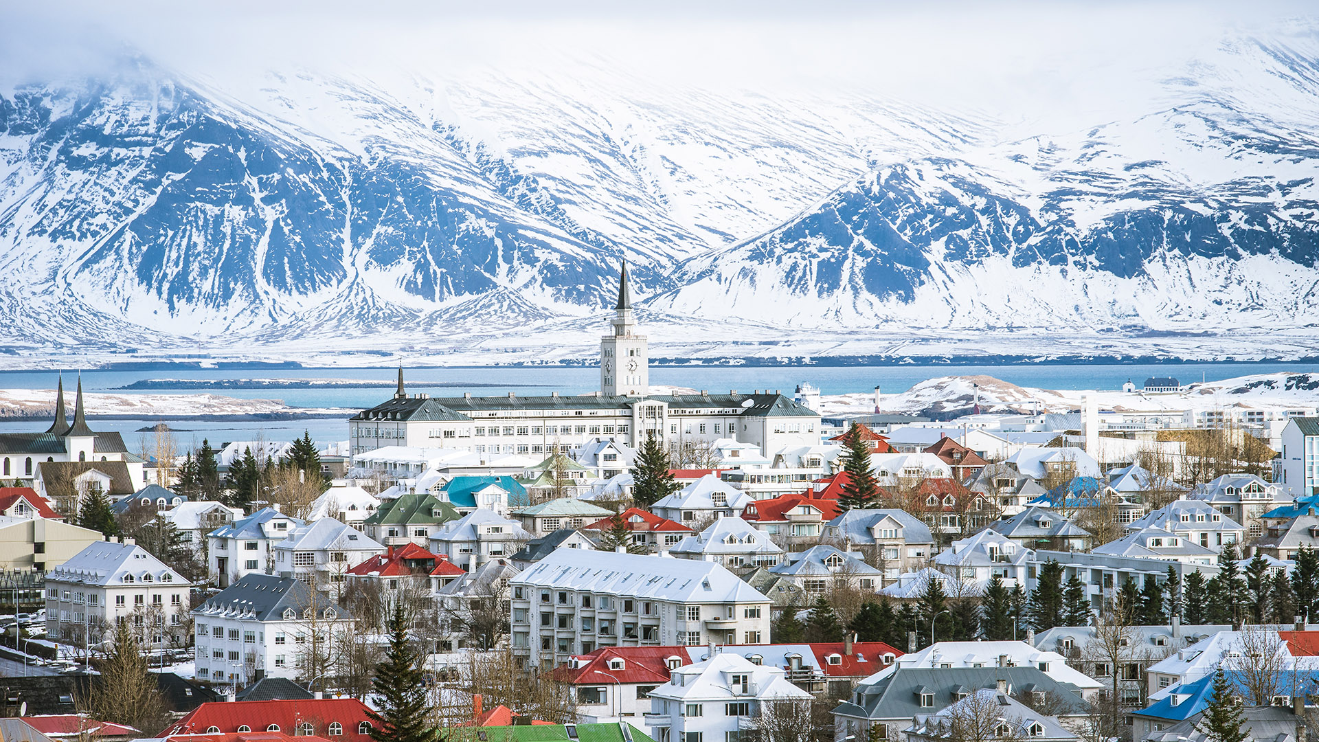 Reykjavik, la capital de Islandia durante la nevada de invierno.