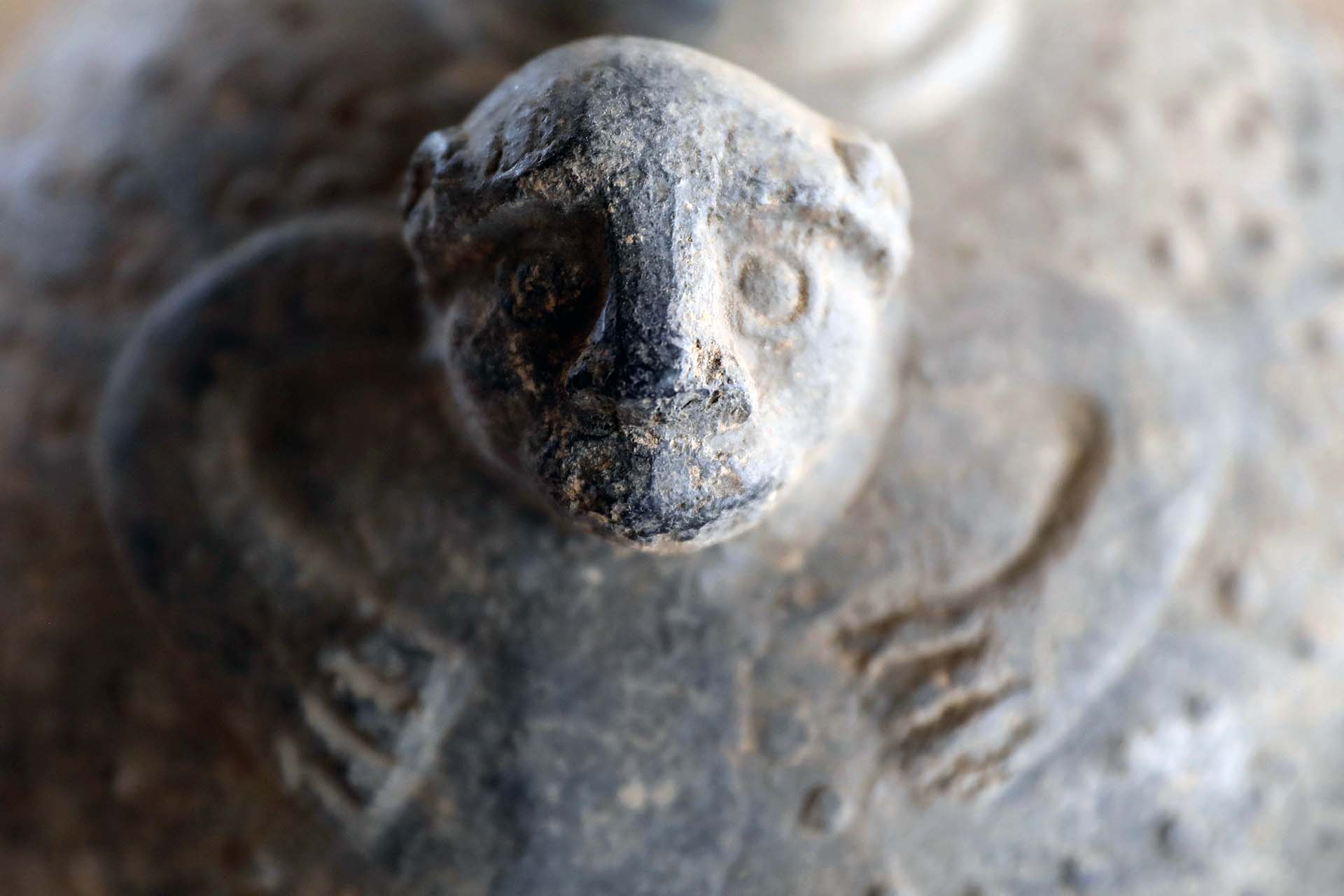 Algunas de las cerámicas están casi intactas y permiten observar con detalle la alfarería de Túcume, una fusión de arte lambayecano y Chimú, con jarros característicos por llevar en sus boquillas representaciones de cabezas, ya sea de hombres o de animales como el murciélago