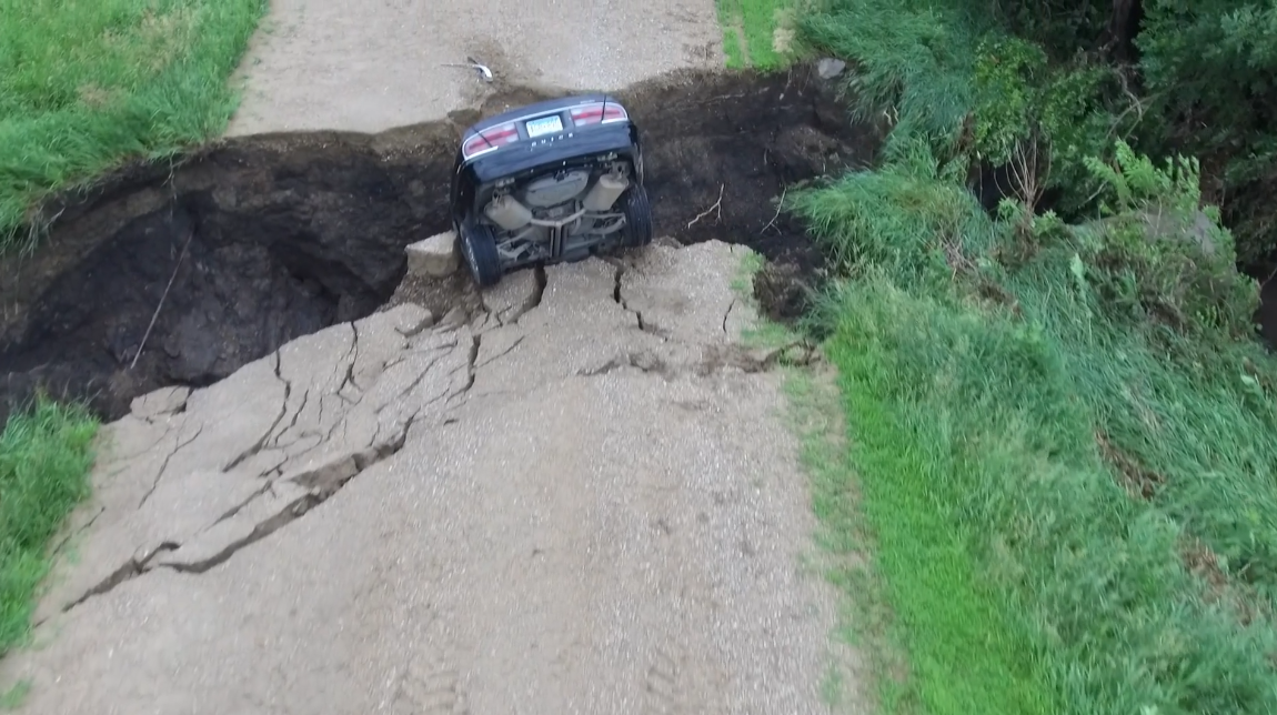 Se cree que la grieta se abrió en la carretera a consecuencia de las lluvias.