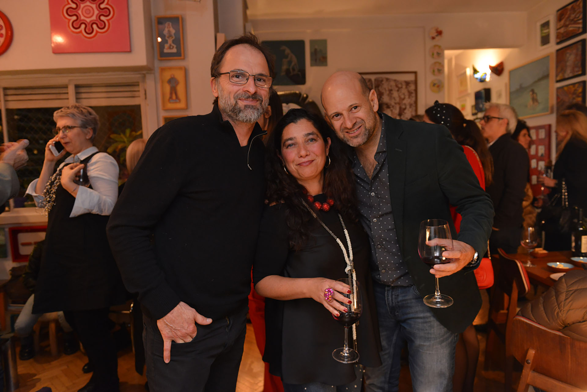 Mariela Ivanier abrió las puertas de su colección de arte contemporáneo con una nueva edición de “Té de Colección”, el encuentro que busca unir a personalidades de diversos ámbitos a fin de promover el coleccionismo de arte nacional. En la foto, posa junto al fotógrafo Alejandro Guyot y al abogado Rodrigo Miguel