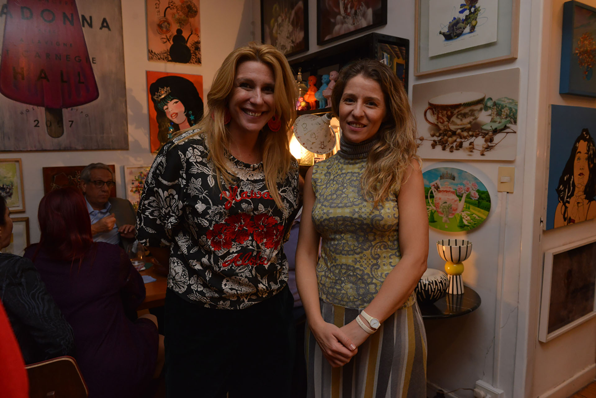 Amalia Amoedo junto a la periodista y escritora Luciana Mantero, esposa del jefe de Gabinete, Marcos Peña. Dentro del ámbito artístico, la Colección Mora y Mariela Ivanier formó parte del lanzamiento del documental “Los nuevos mecenas del arte” (del director Augusto Monk y el historiador de arte Freddy Suárez Gutiérrez), que se llevó a cabo en la Colección de Arte Amalia Lacroze de Fortabat. En ese documental, Mariela Ivanier y otros coleccionistas, galeristas, curadores y directores de feria comparten su testimonio y experiencia