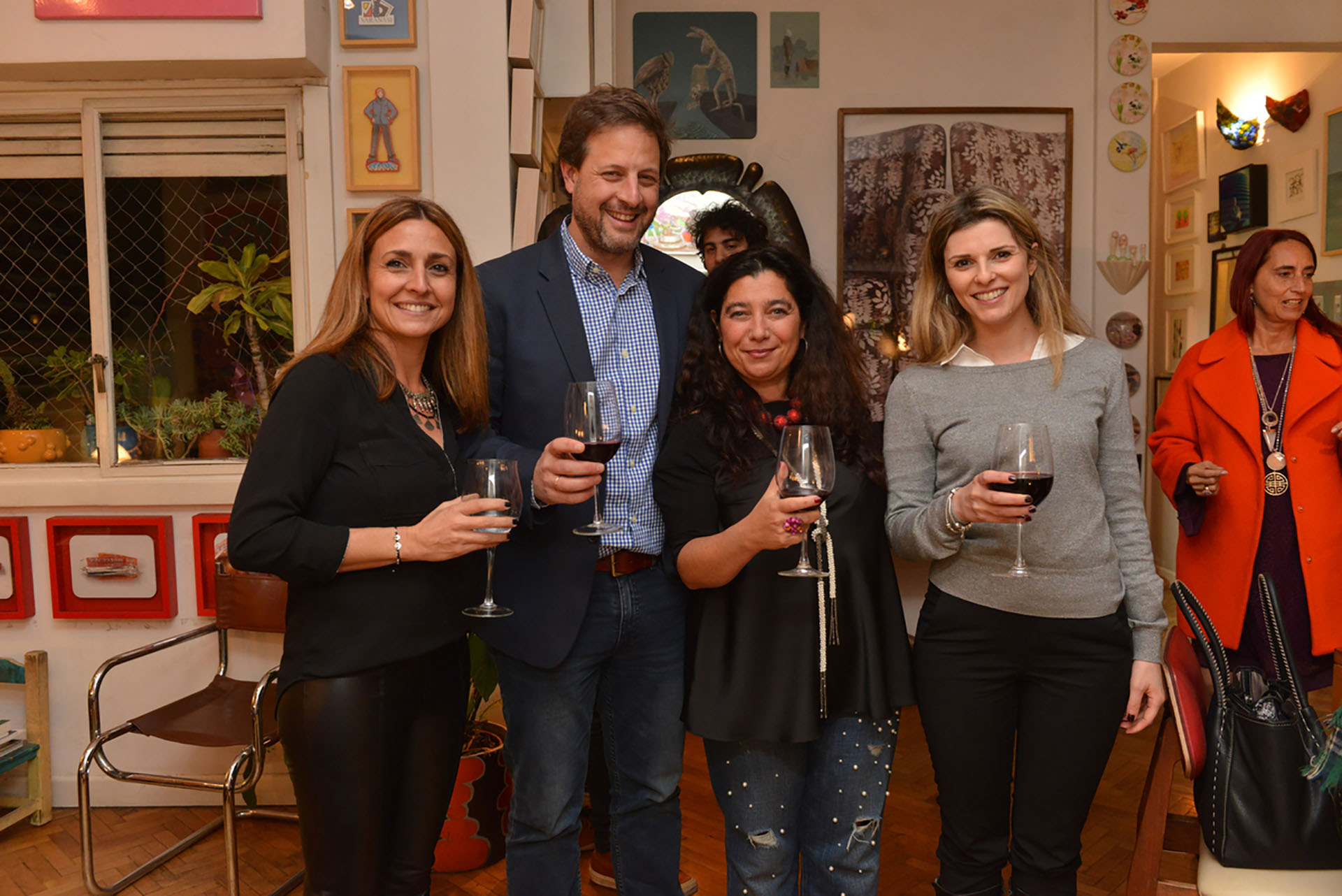 El empresario Andrés Ostropolsky junto a su mujer aompañados por Mariela Ivanier y Yeal Nahir, cónsul y jefa de Administración de la Embajada de Israel