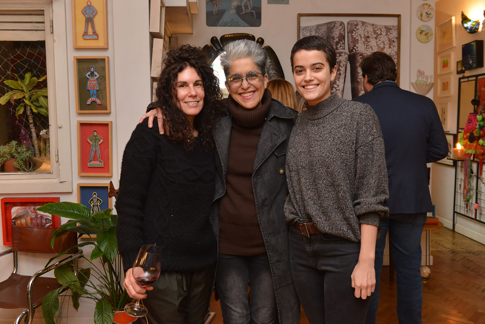 Las artistas Cynthia Cohen y Carolina Iotti junto su hija Catalina
