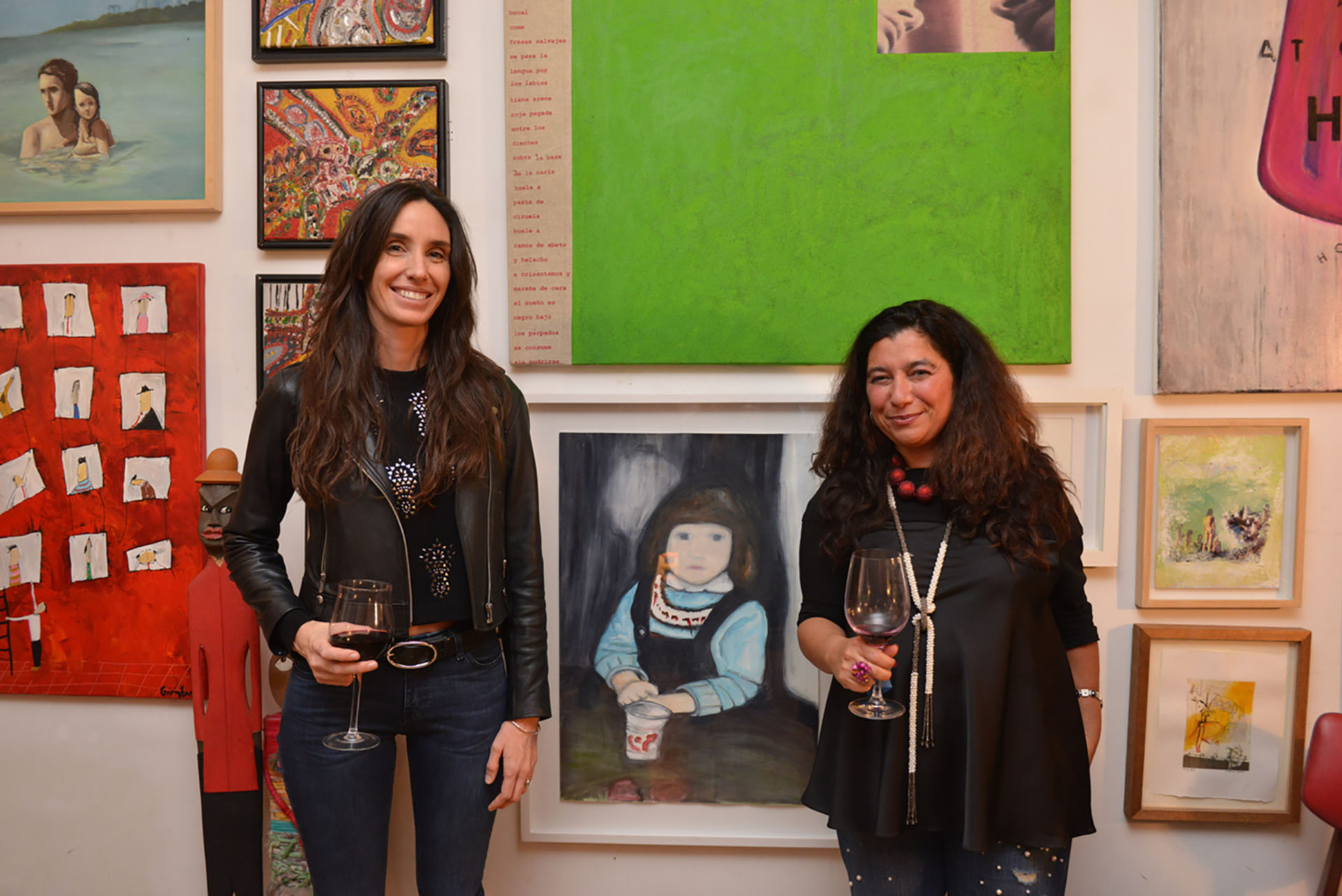 La artista Sofía Castro Cranwell junto a su obra, acompañada por Mariela Ivanier