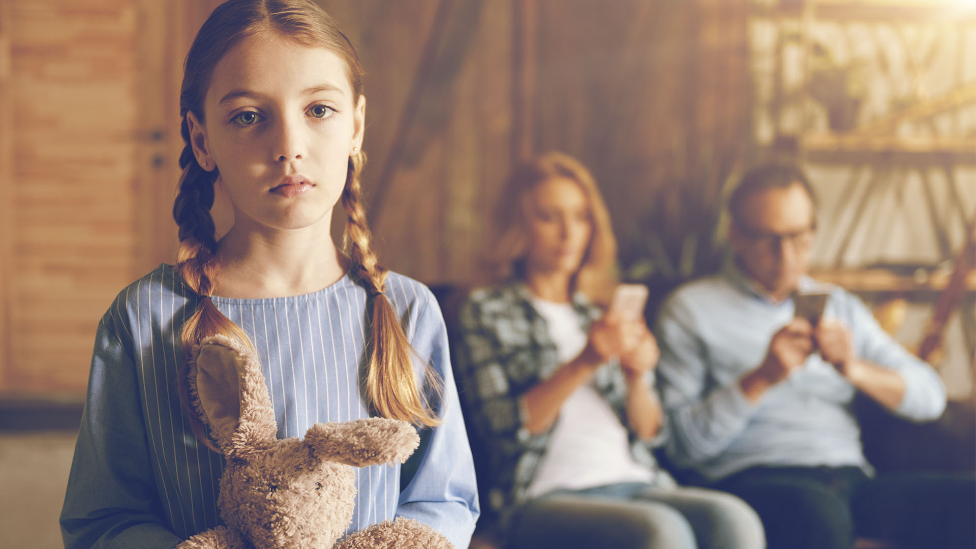Más que restringir el tiempo, el ejemplo de los padres desde la niñez ayuda a la formación de hábitos de conexión. (Getty)