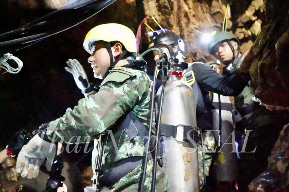 Un rescatista en la cueva Tham Luang, donde están atrapados los niños futbolistas. (Thai Navy Seal via REUTERS)