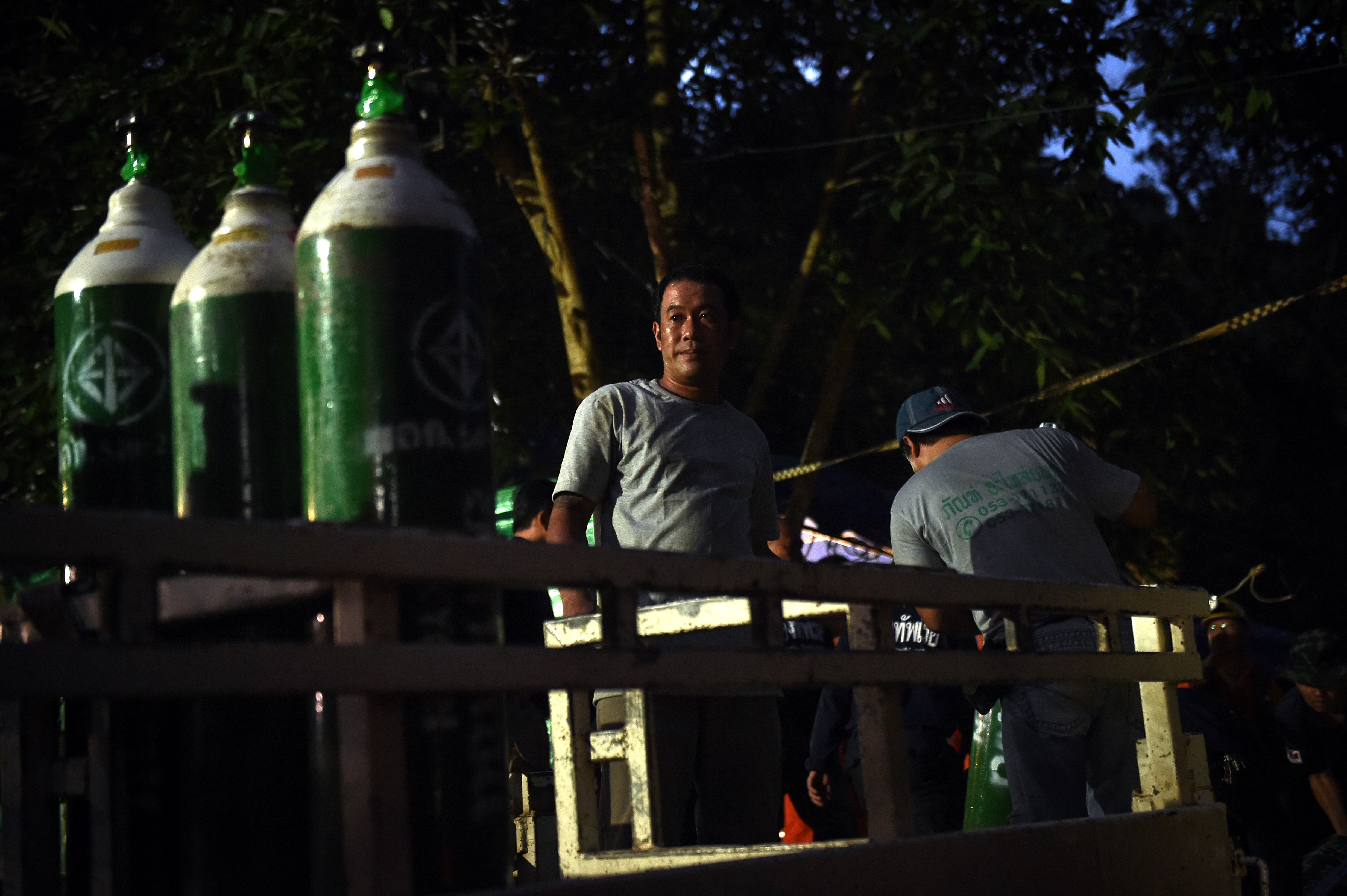 Voluntarios con tanques de oxigeno (AFP/ Lillian SUWANRUMPHA)