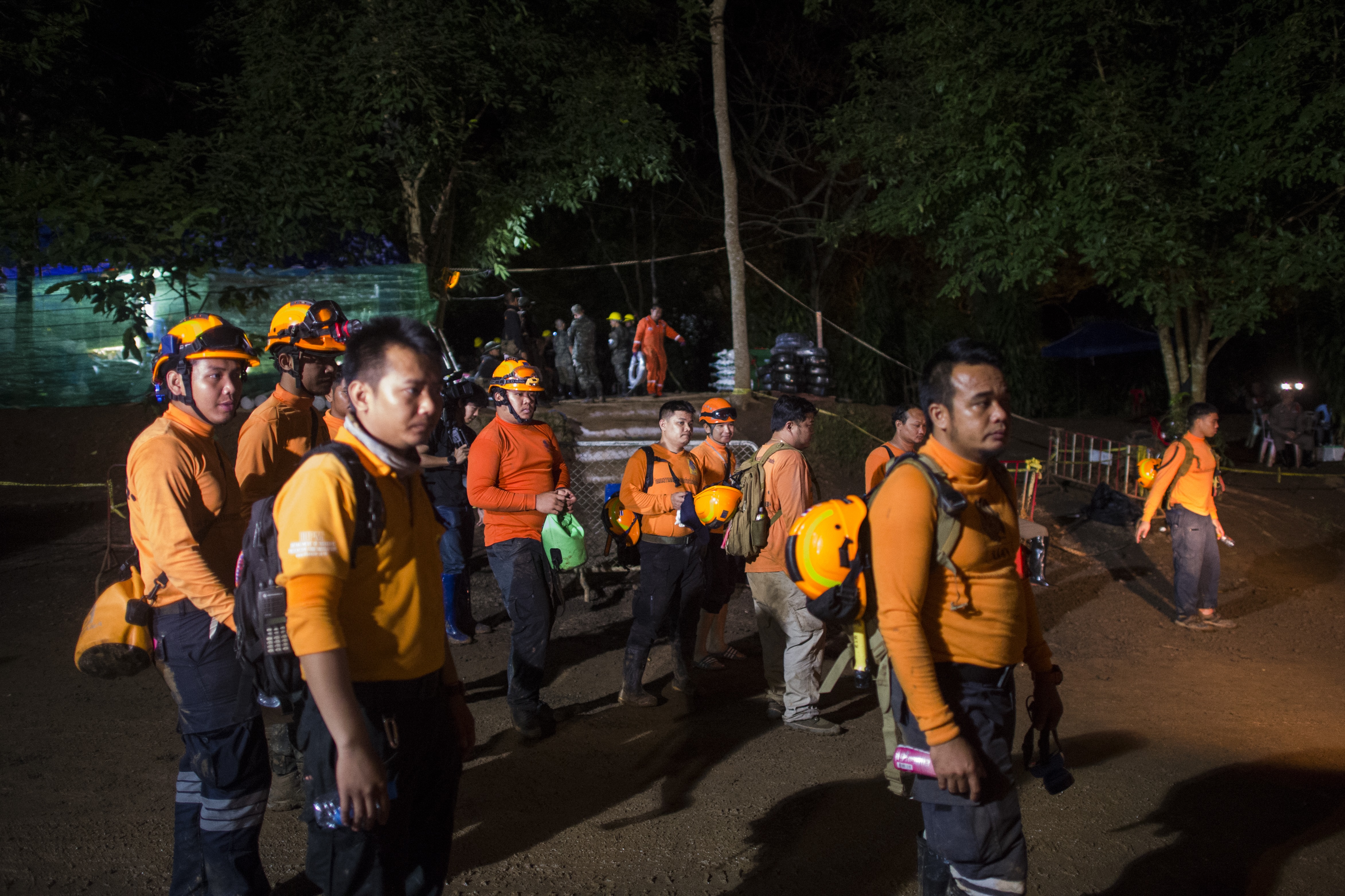 Voluntarios afuera de la cueva de Khun Nam Nang (AFP/ YE AUNG THU)