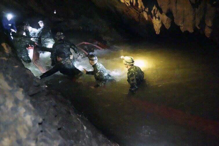Los rescatistas avanzan por pasadizos inundados en la cueva de Tham Luang en busca de los niños. (Tham Luang Rescue Operation Center)