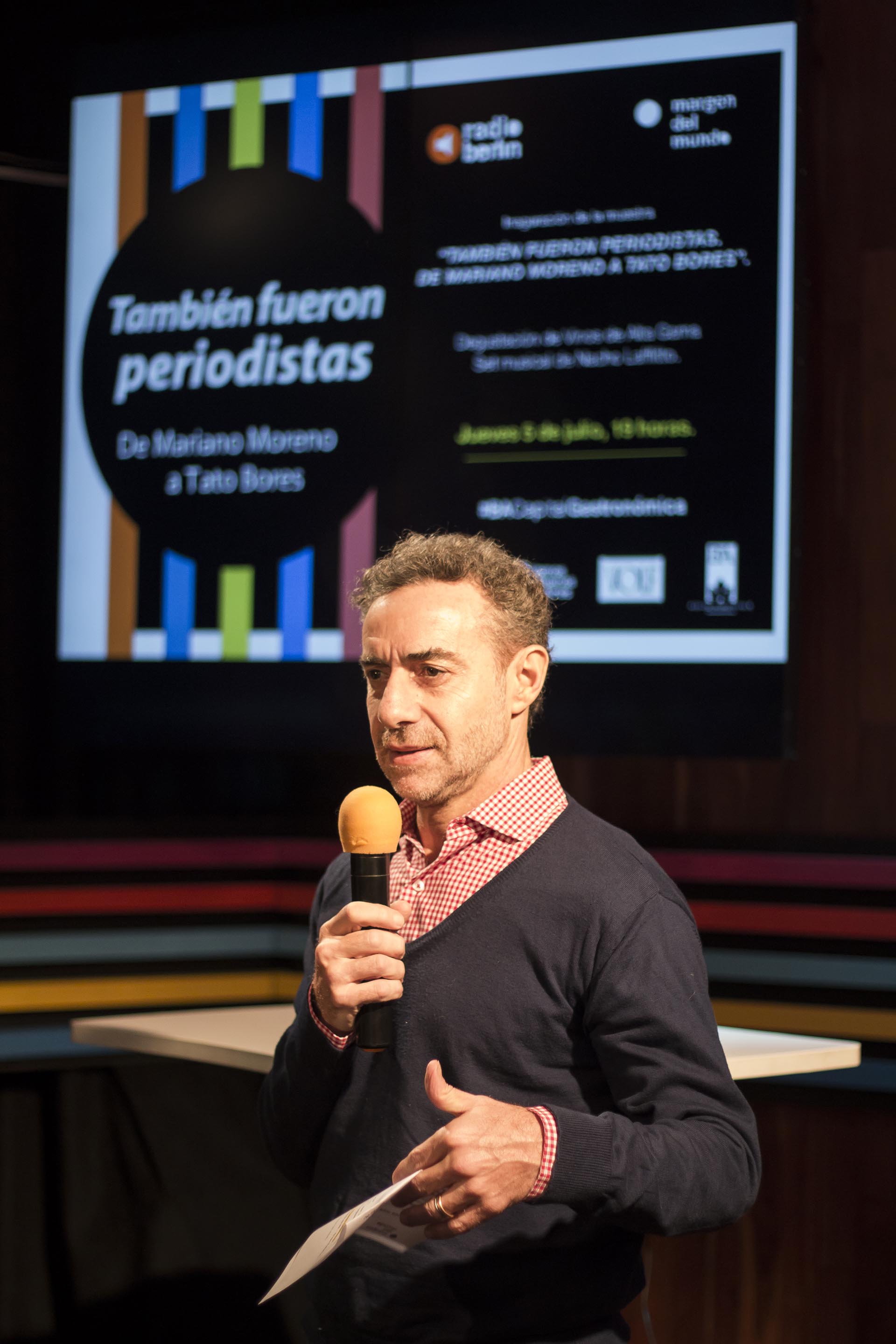 Lusi Majul durante la exclusiva degustación de vinos provenientes del Valle de Pedernal de San Juan, acompañado de un set musical de Nacho Lafflitto, que se llevó a cabo en el espacio Margen del Mundo: allí Radio Berlín presentó la muestra “También fueron periodistas. De Mariano Moreno a Tato Bores”