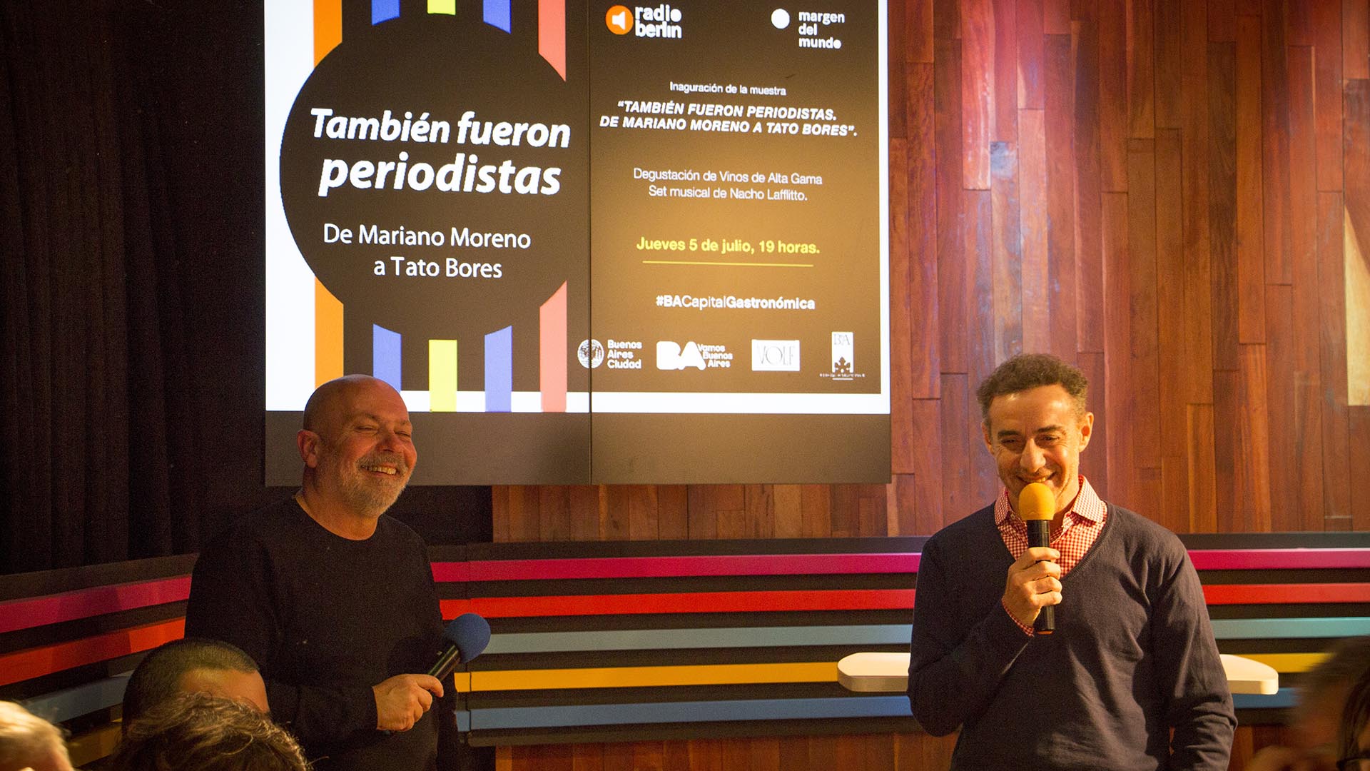 Con la cata de vinos quedó inaugurada la nueva muestra “También fueron periodistas. De Mariano Moreno a Tato Bores”. Son las biografías audiovisuales de 40 grandes personalidades que, en algún momento de sus vidas, abrazaron el fuego sagrado del periodismo: el oficio que Gabriel García Márquez definió como el más lindo del mundo. En la Foto, Luis Majul y Eduardo Casademont, jefe de Enologia de la bodega finca Las Moras de San Juan
