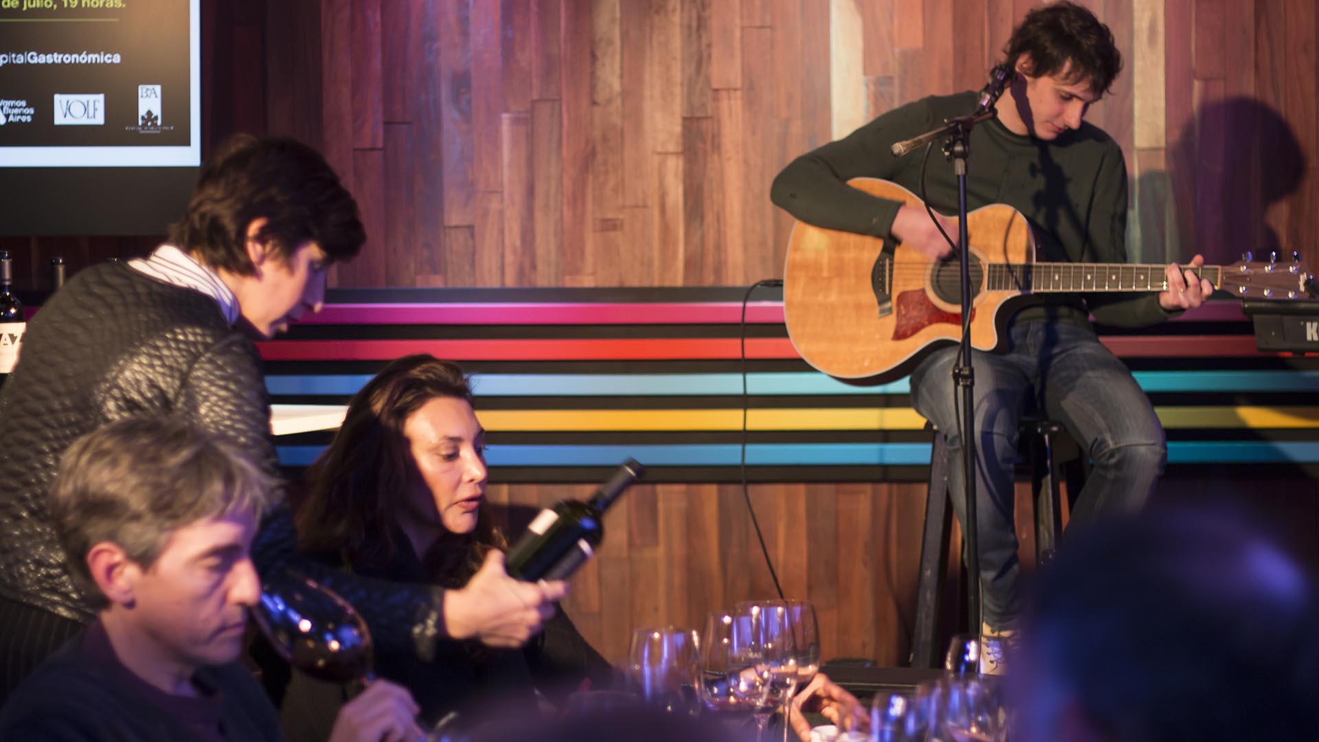 Ana Paula Vitelli durante la cata de vinos en Margen del Mundo, con la música de Nacho Lafflitto