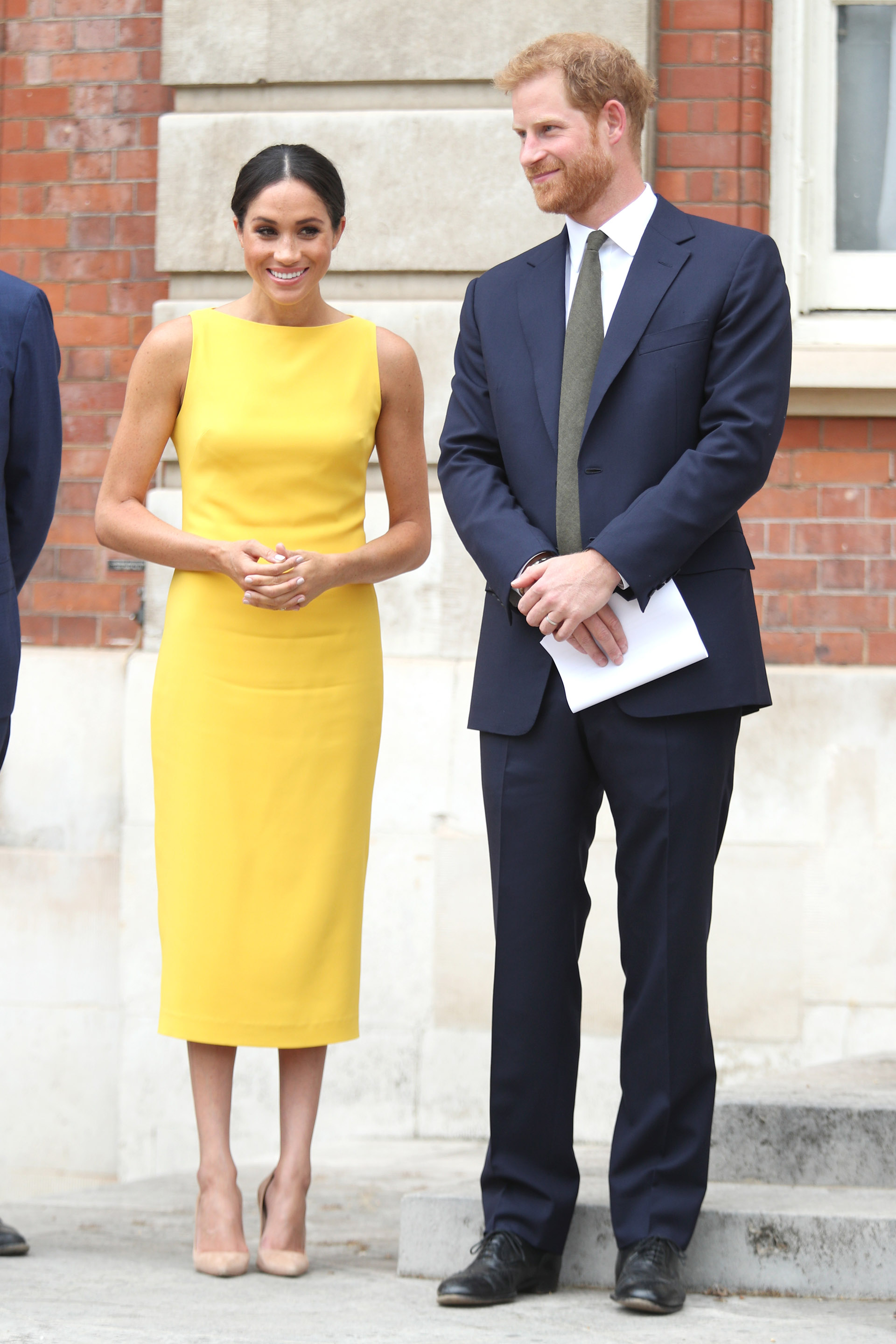 Así como los miembros de la realeza, Meghan Markle se sumó rápidamente a la elección de colores estridentes