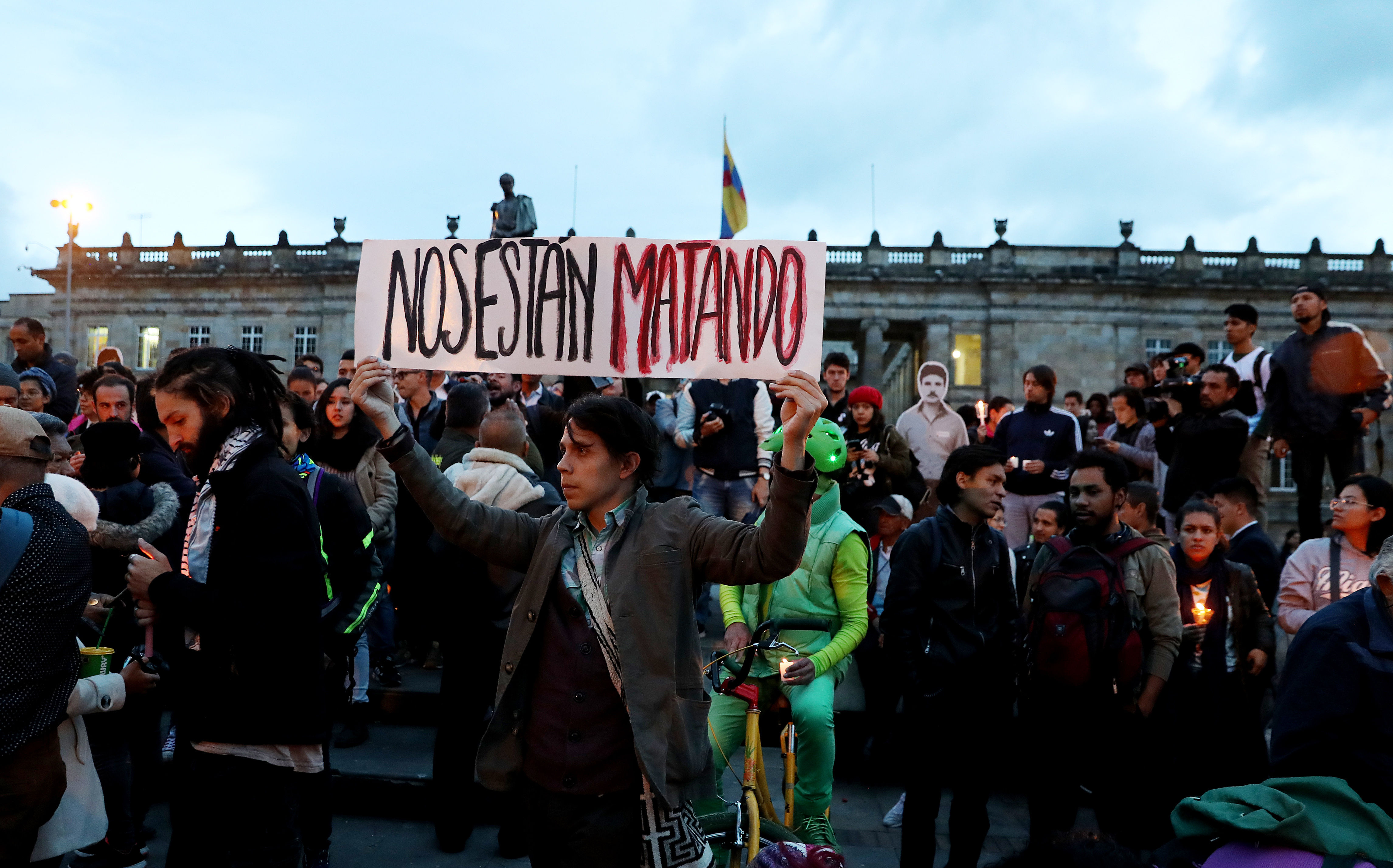 Cientos de personas participaron en la Velatón y Movilización por la Vida hoy, 6 de julio de 2018, en Bogotá (Colombia). (EFE/LEONARDO MUÑOZ)