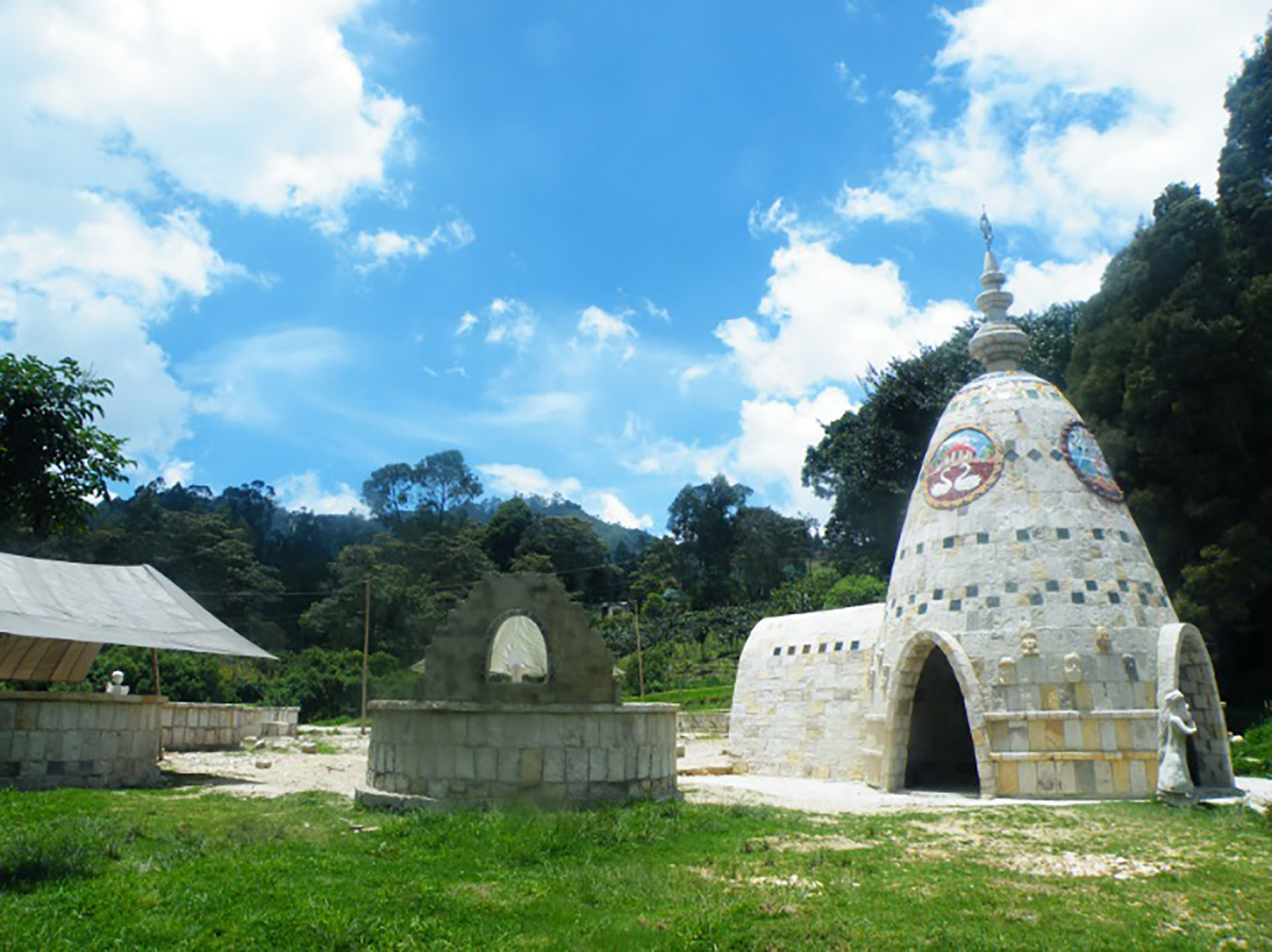 Todas las construcciones son ecológicas, realizadas con material orgánico de reciclaje. Y se edifican en un taller de bioconstrucción.