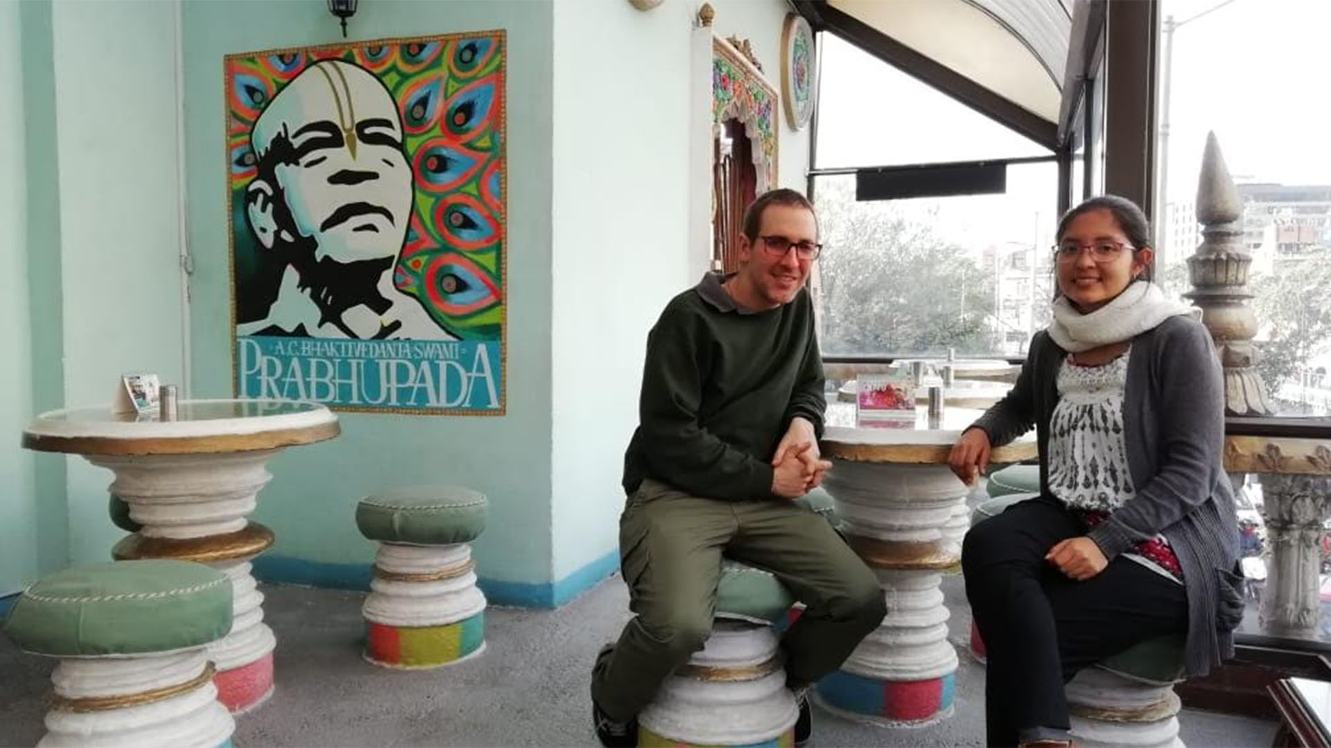 El maestro Hari Sankirtan Das y Navaduip en la sede de Bogotá.