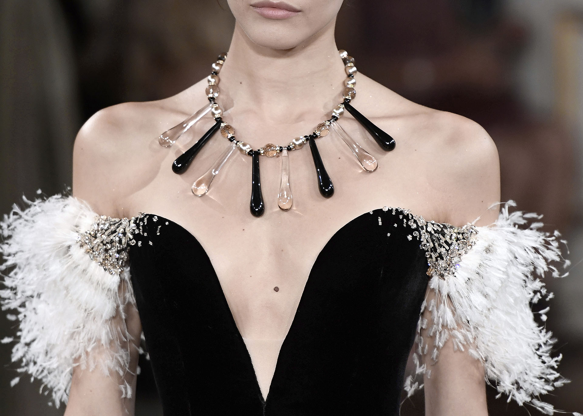 Giorgio Armani deslumbró en pasarela con los vestidos que combinaban géneros y texturas con apliques de plumas y brillantes