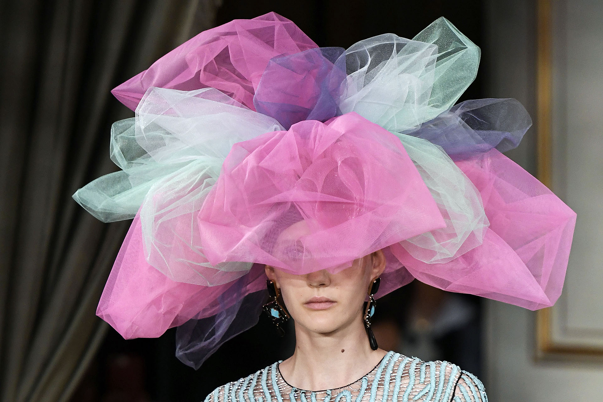 Como complemento para el styling del desfile acompañando a los vestidos de la alta costura de la maison italiana, Giorgio Armani, unos llamativos tocados realizados en tul en colores fucsia, verde agua y violeta impactaron a la vista