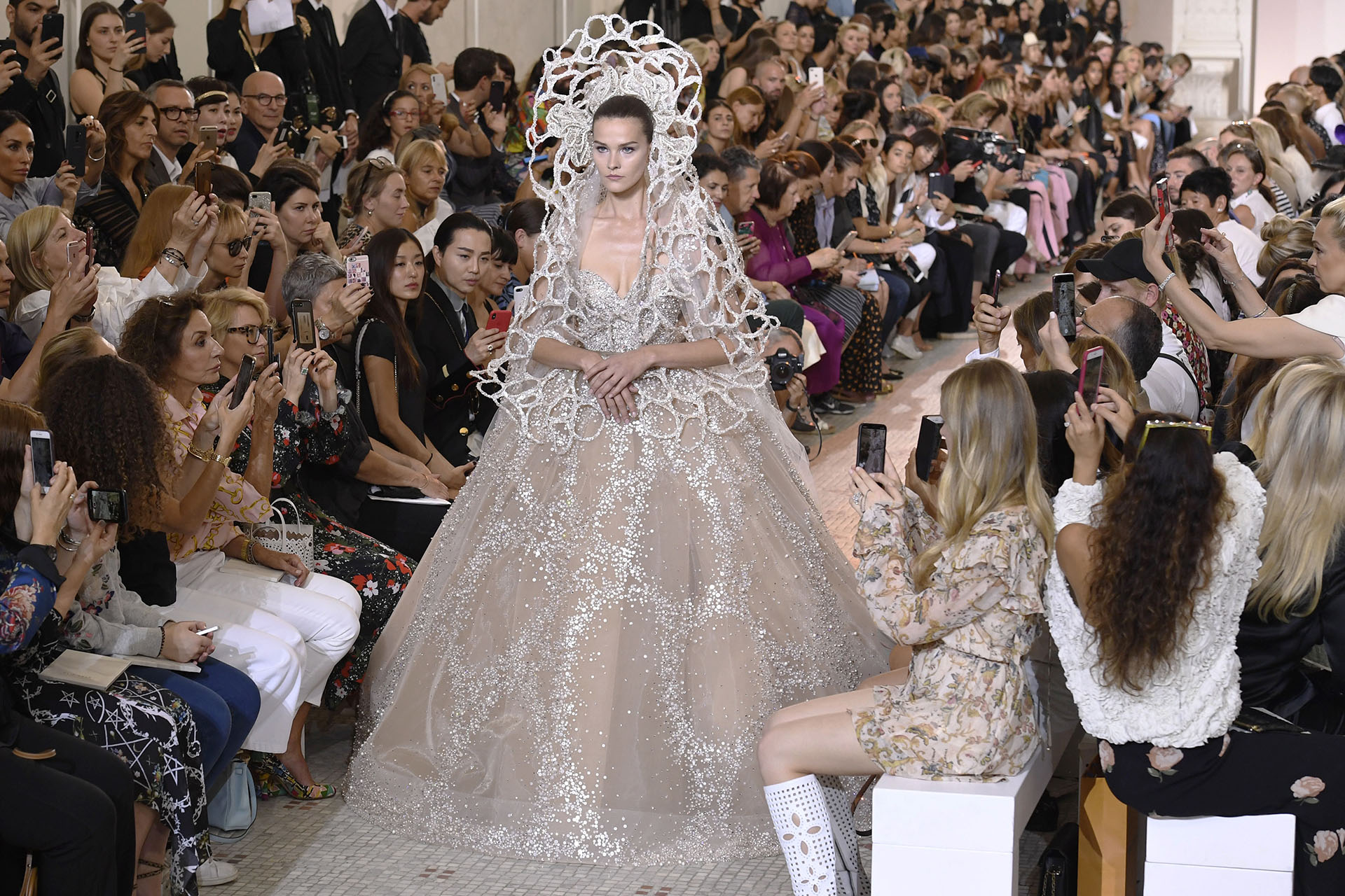 Sea alta costura o de temporada, Elie Saab presenta siempre un modelo de novia. Para el cierre de su desfile ideó un diseño romántico pero moderno con un vestido escote corazón y una gran falda princesa bordada y tocado realizado a láser con el mismo bordado del modelo