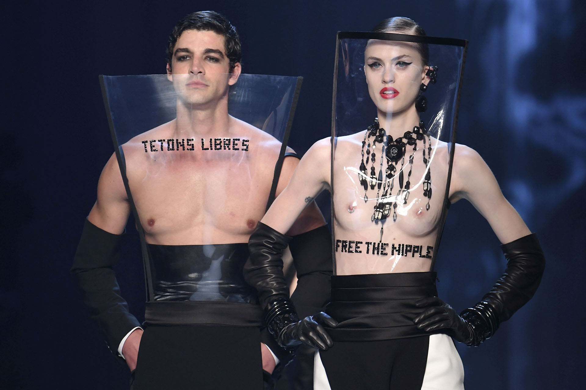 El PVC fue uno de los textiles que predominó en la pasarela de Jean Paul Gaultier en la Semana de Alta Costura en París. Los modelos lucieron los diseños de la última colección del diseñador francés donde el negro fue un gran protagonista
