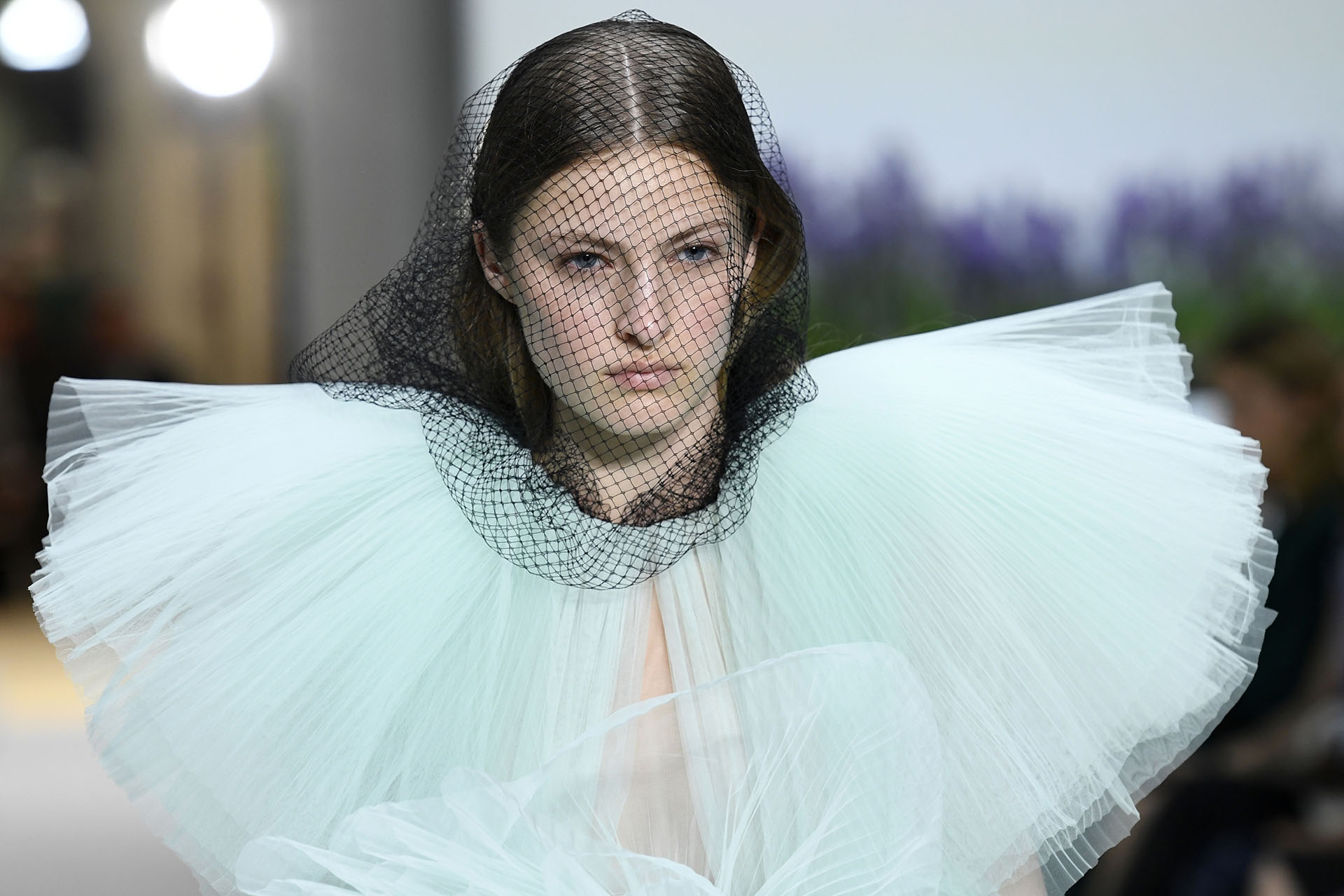 Giambattista Valli también sumó en su desfile la red y los tules. La red la utilizó como parte de los tocados de las modelos y los tules los plizó