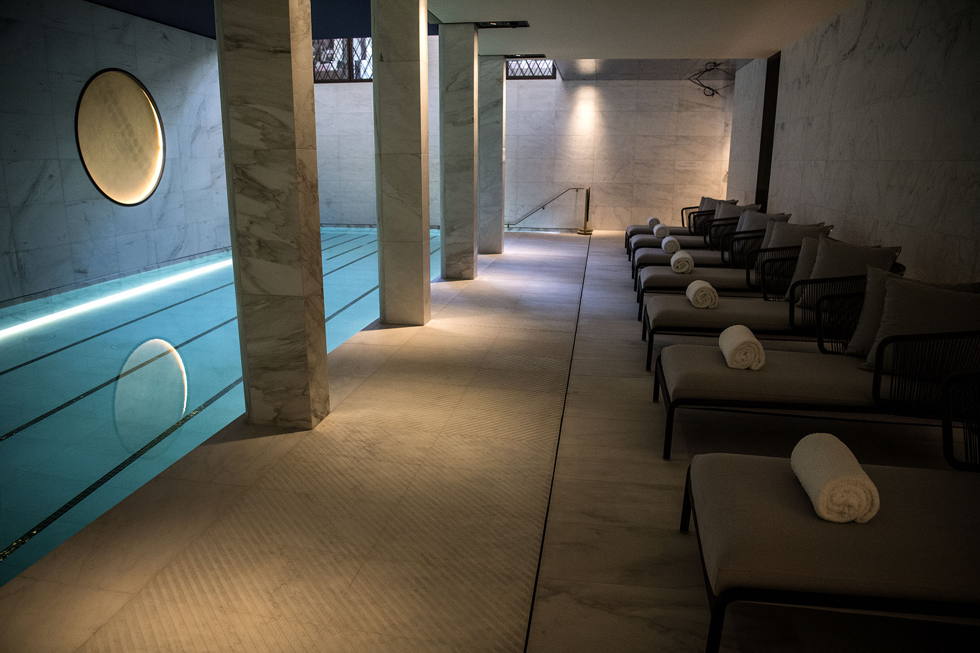 La piscina del spa del Hotel Lutecia (AFP PHOTO / Christophe ARCHAMBAULT)