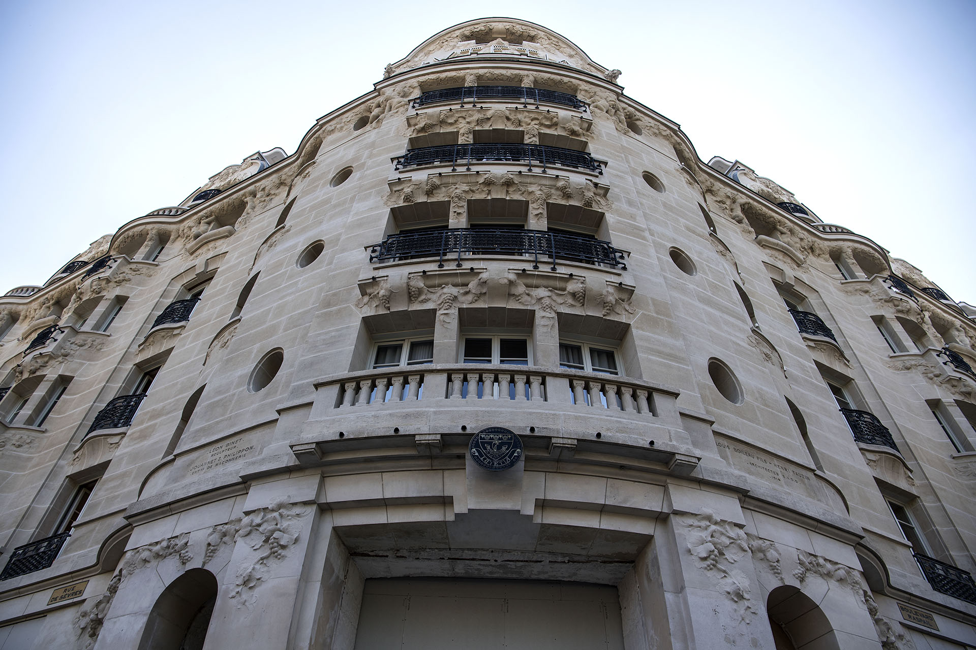 La imagen de la fachada renovada del Hotel Lutecia en París (AFP PHOTO / Christophe ARCHAMBAULT)