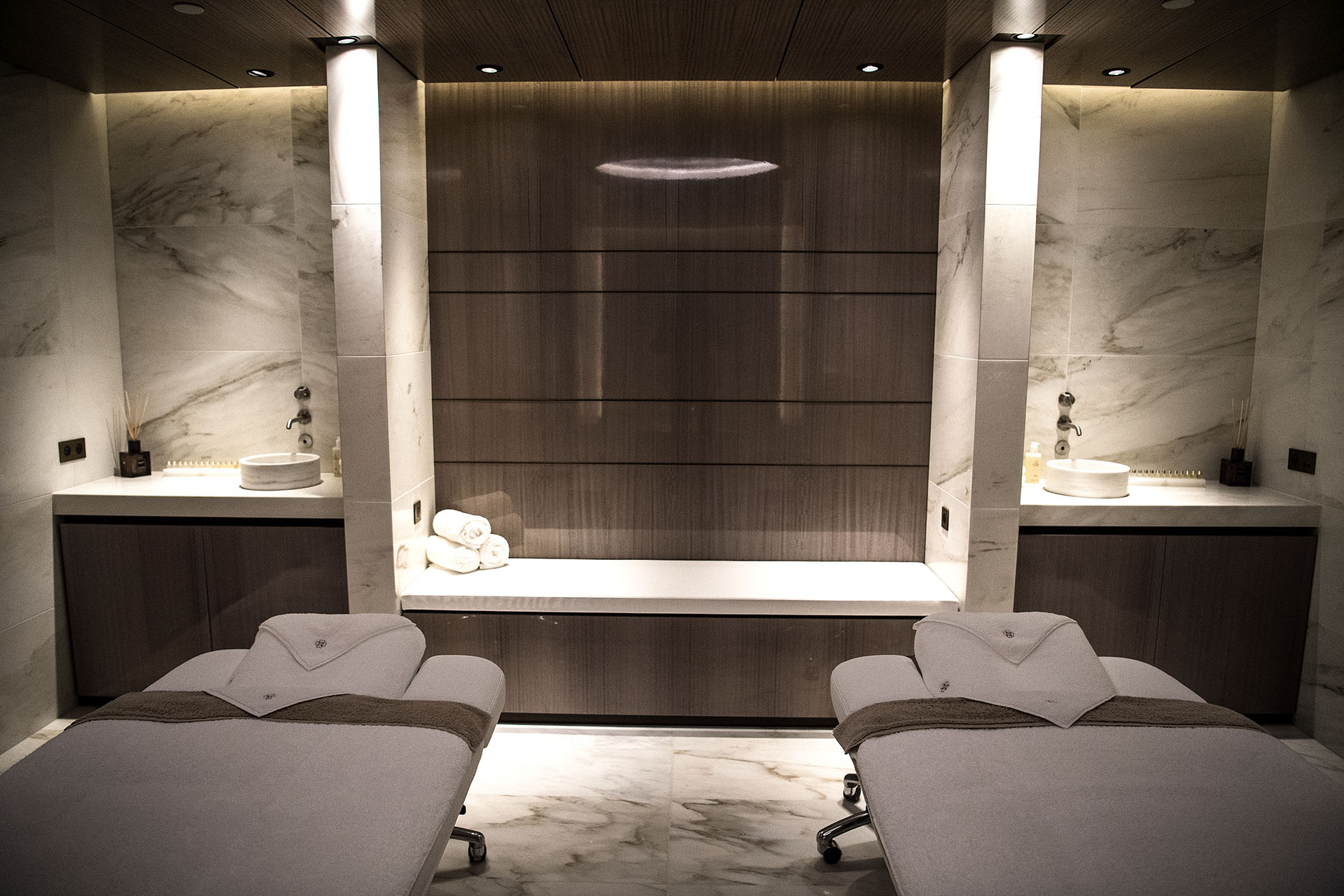 Una habitación para dos dentro del spa del recientemente restaurado Hotel Lutecia (AFP PHOTO / Christophe ARCHAMBAULT)