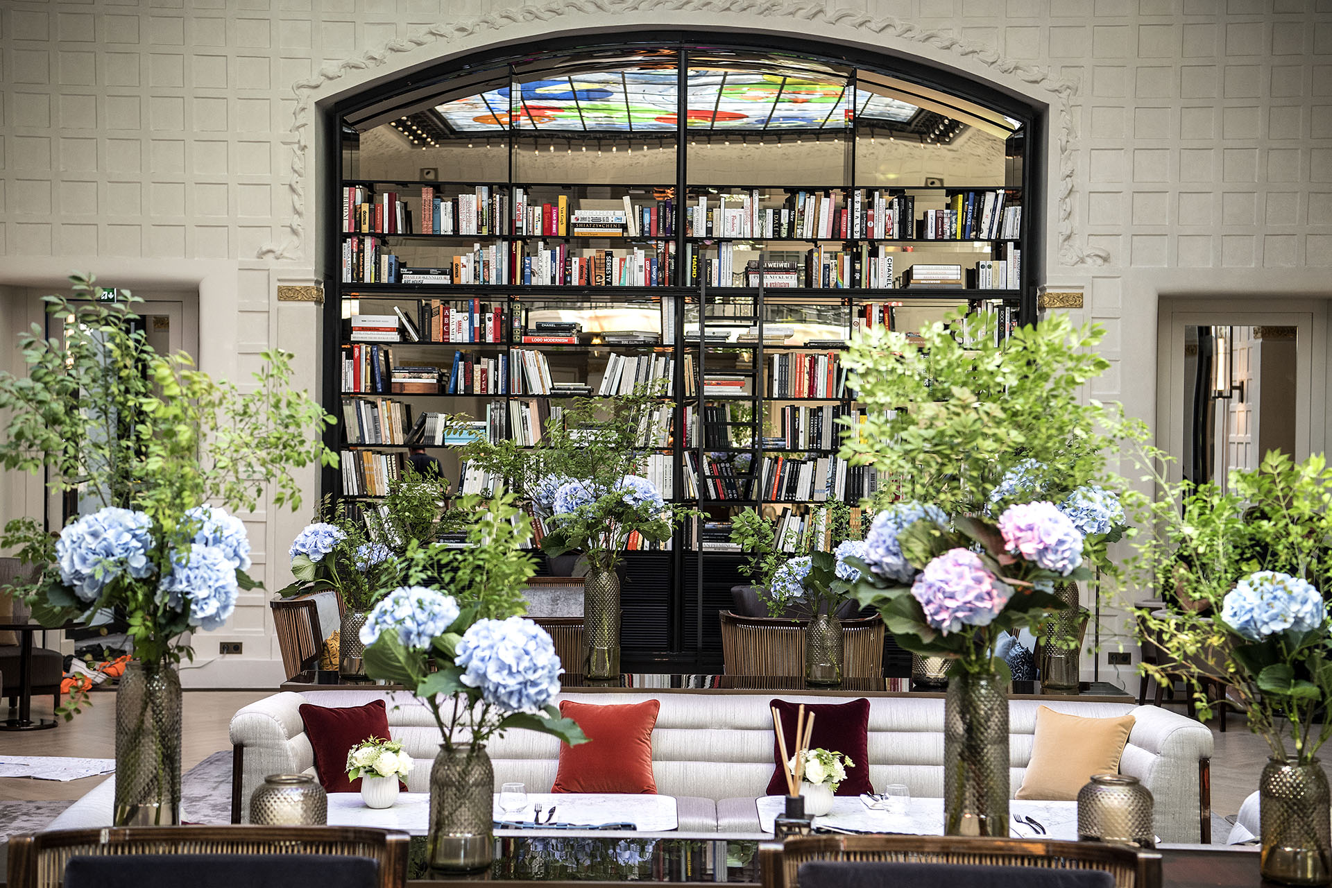 Biblioteca en el comedor del Lutecia (AFP PHOTO / Christophe ARCHAMBAULT)