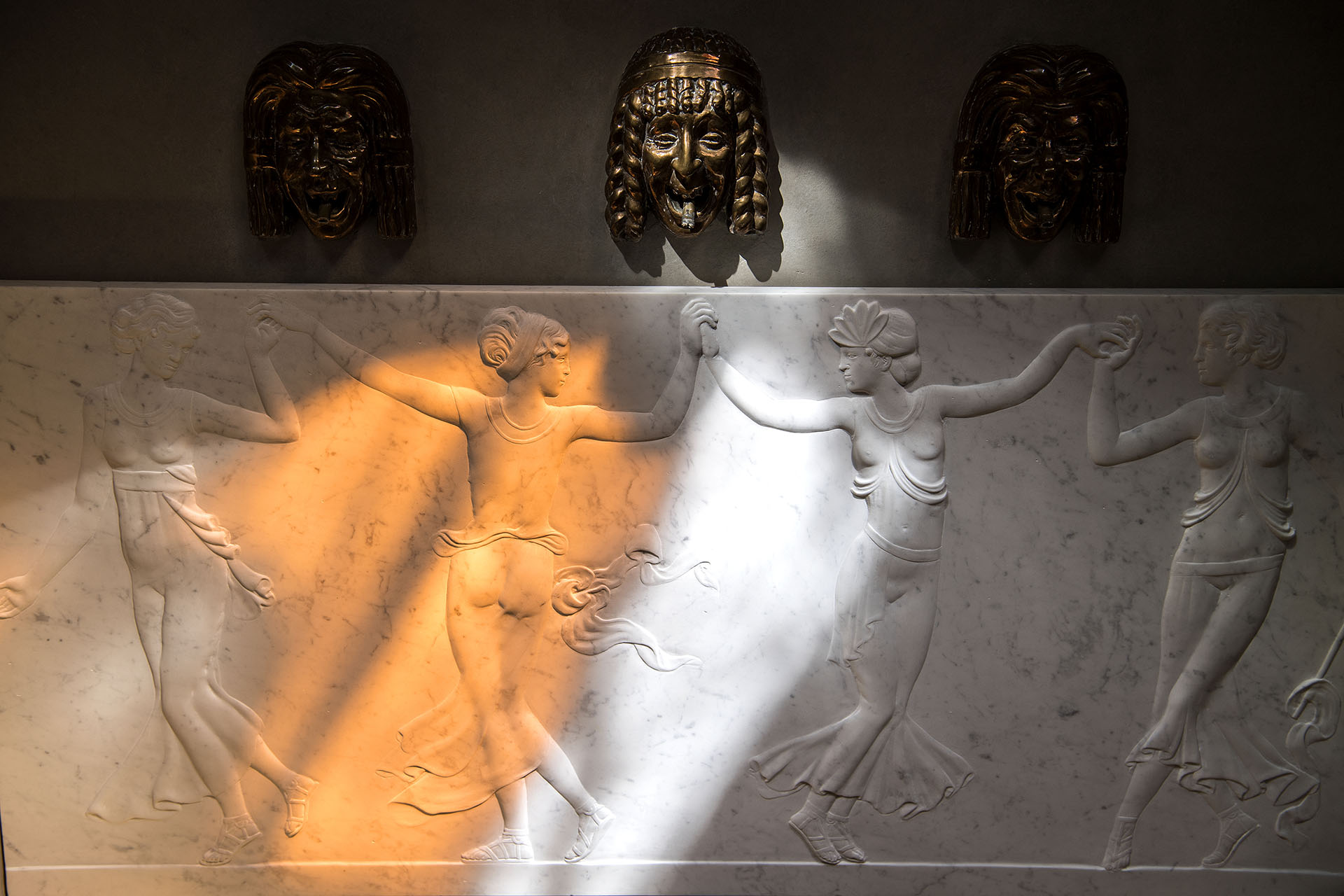 Bajorelieve en el comedor del recientemente renovado Hotel Lutecia (AFP PHOTO / Christophe ARCHAMBAULT)