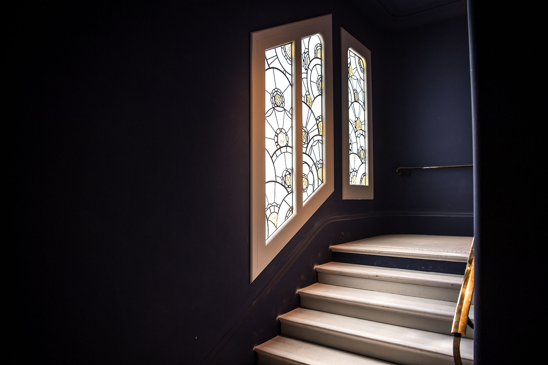 Ventanas con detalles en una de las escaleras del renovado Hotel Lutecia, en París (AFP PHOTO / Christophe ARCHAMBAULT)
