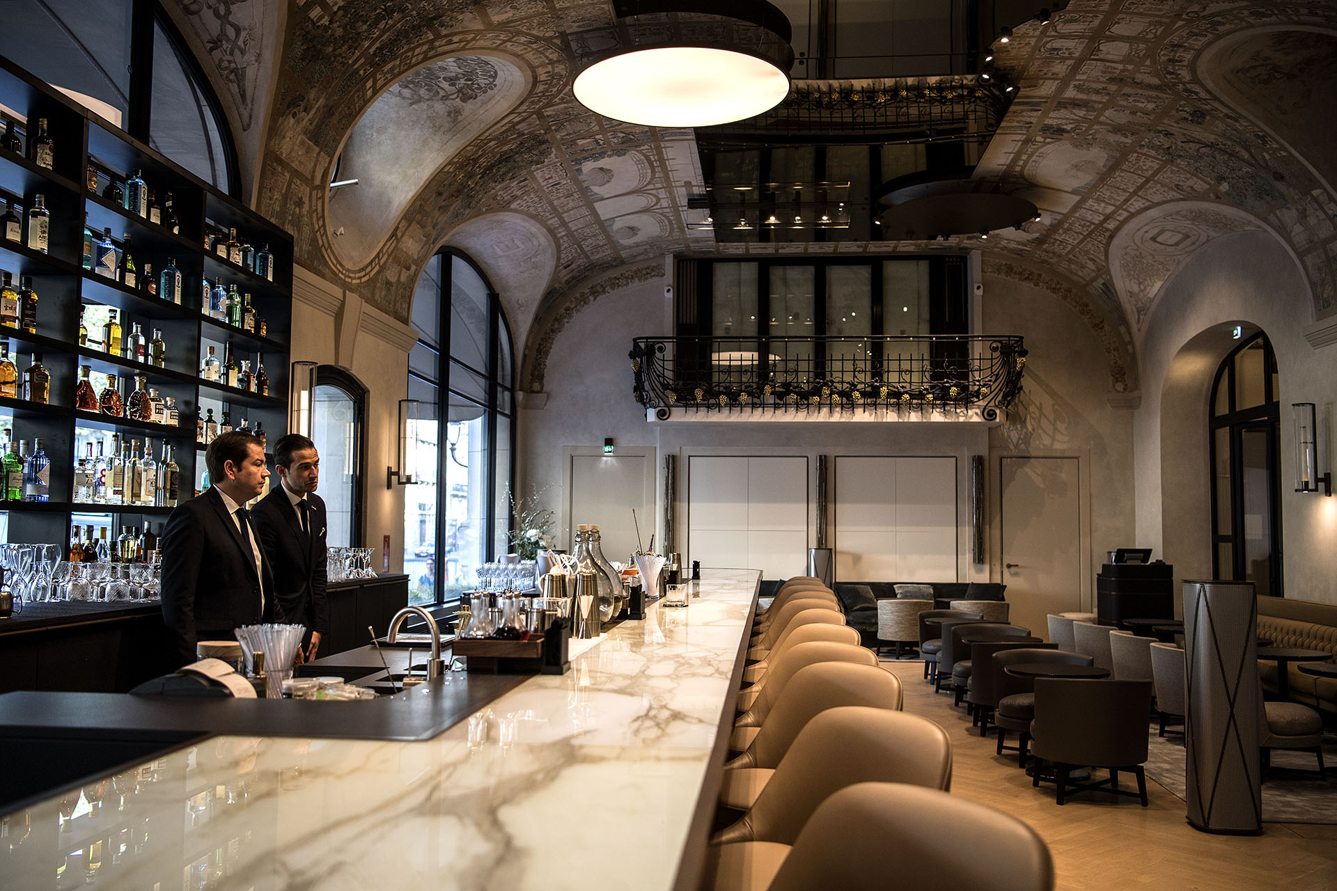 Bartenders en el bar del Lutecia (AFP PHOTO / Christophe ARCHAMBAULT)