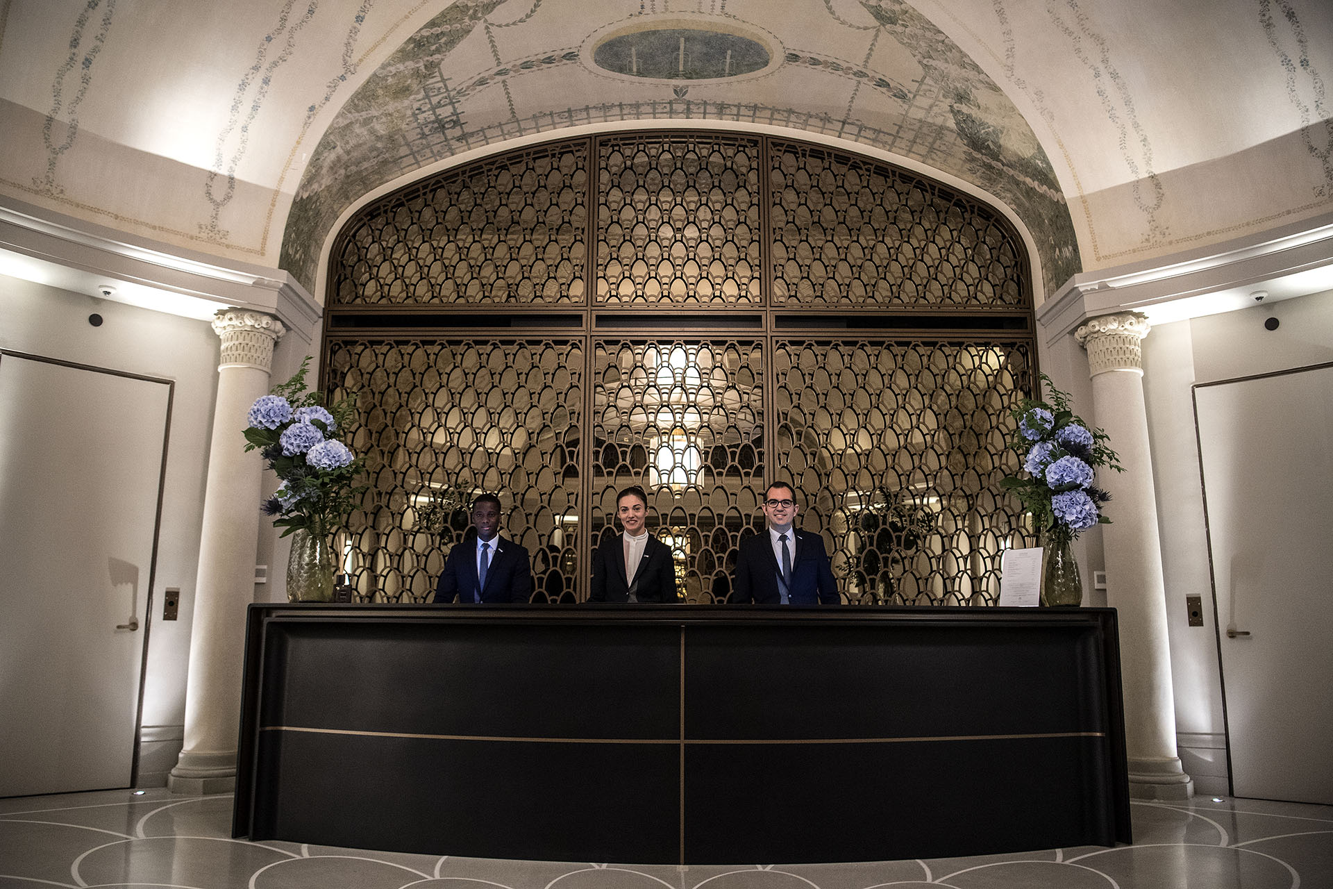 La recepción del Hotel Lutecia, recientemente restaurado (AFP PHOTO / Christophe ARCHAMBAULT)