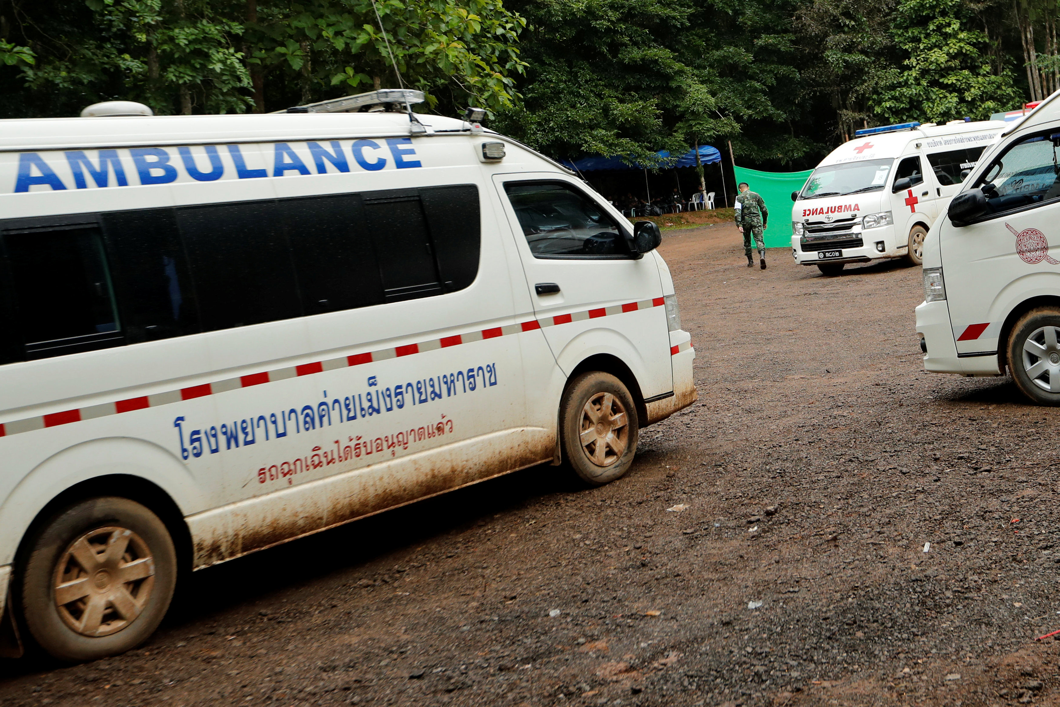 Las ambulancias en el área de la cueva. (REUTERS/Tyrone Siu)