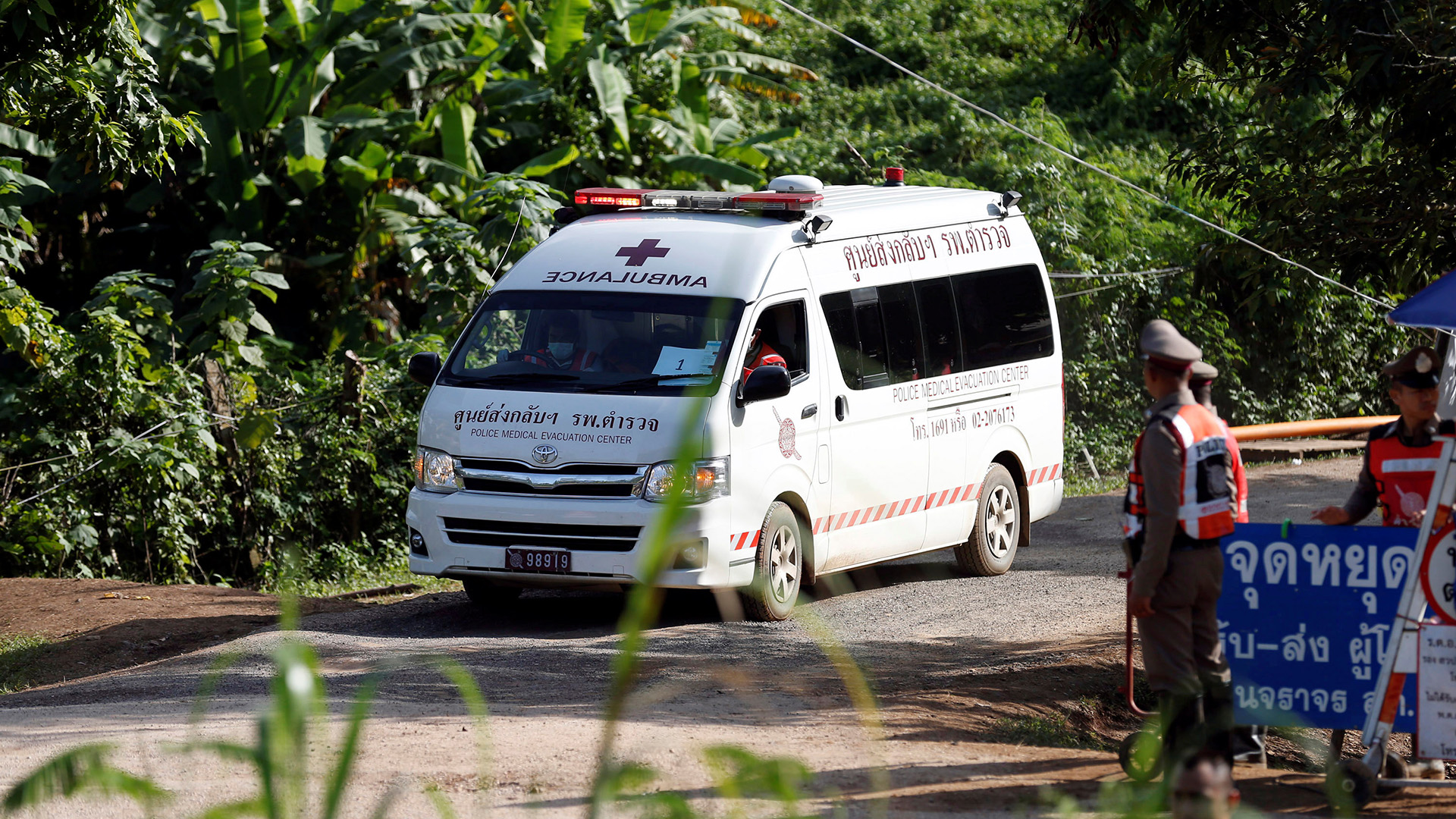 La ambulancia transporta al quinto niño rescatado este lunes (Reuters)