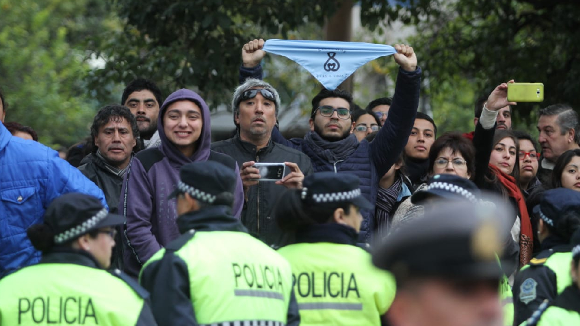 Fuera de la catedral de Tucumán, un grupo de personas reclamó por la legalización del aborto