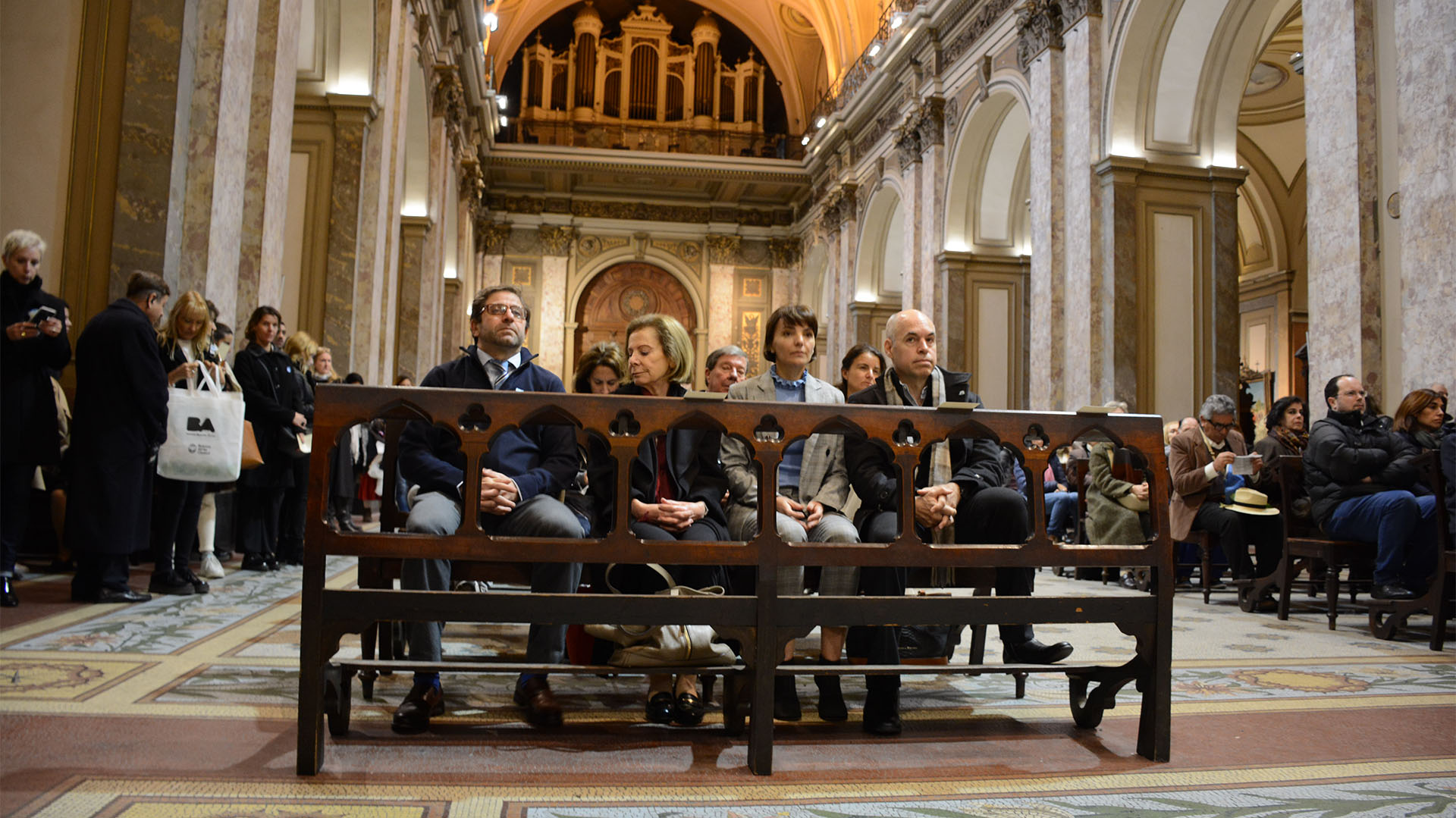 El jefe de Gobierno participó junto a su esposa, Bárbara Diez, del tedeum en la Catedral Metropolitana