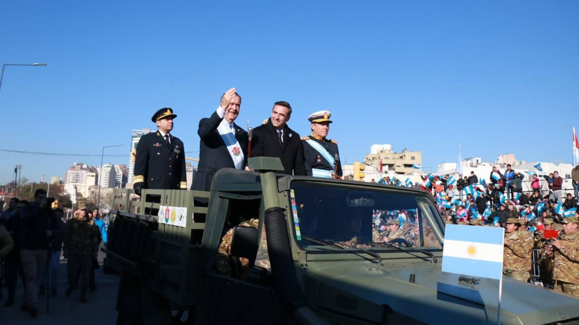 Juan Schiaretti y Ramón Mestre, durante un desfile en Córdoba