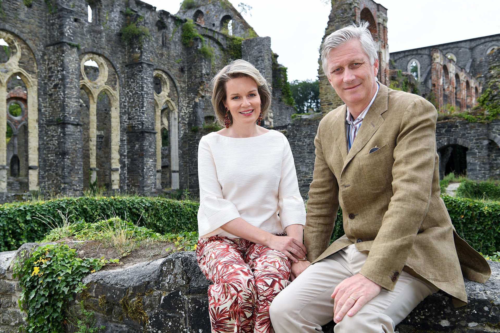 Los reyes Mathilde y Philippe durante una visita a Villers Abbey en Villers-la-Ville, Bélgica, donde disfrutaron de una jornada recreativa junto a sus cuatro hijos
