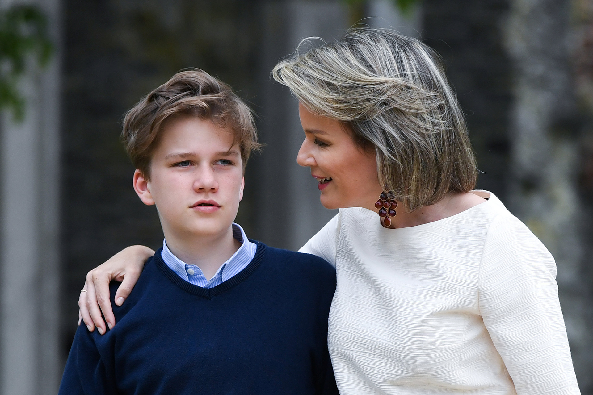 La reina abraza a su hijo, el príncipe Gabriel