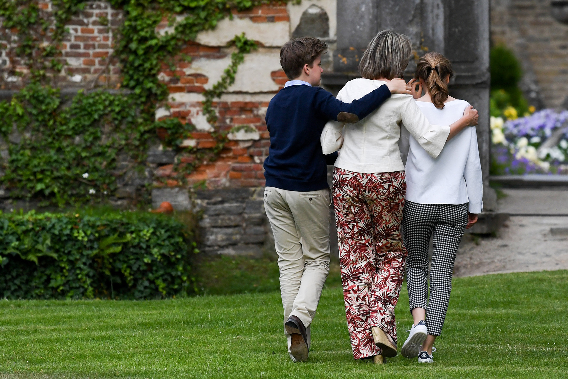 La monarca disfrutó de una divertida jornada en familia y caminó abrazada con sus hijos
