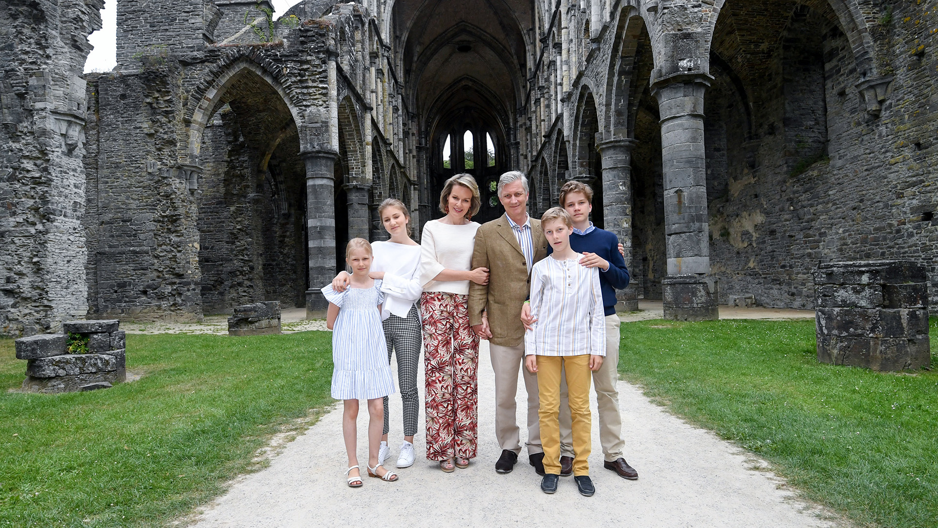 Los reyes posan junto a sus cuatro hijos: Eleonore, Elisabeth, Emmanuel y Gabriel