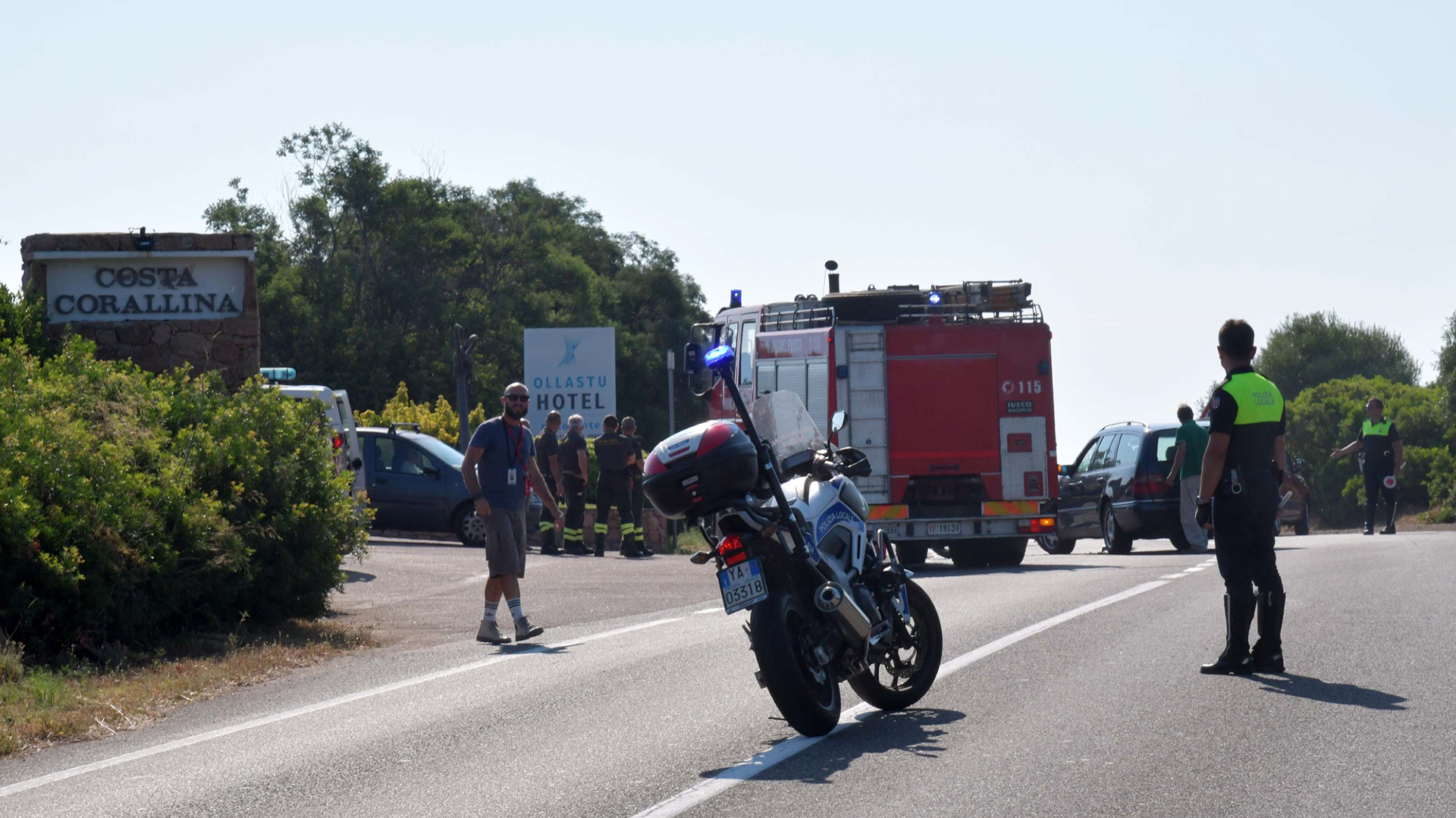 Un policía bloquea el tráfico mientras George Clooney es atendido en la carretera donde sufrió el accidente. (Grosby Group)