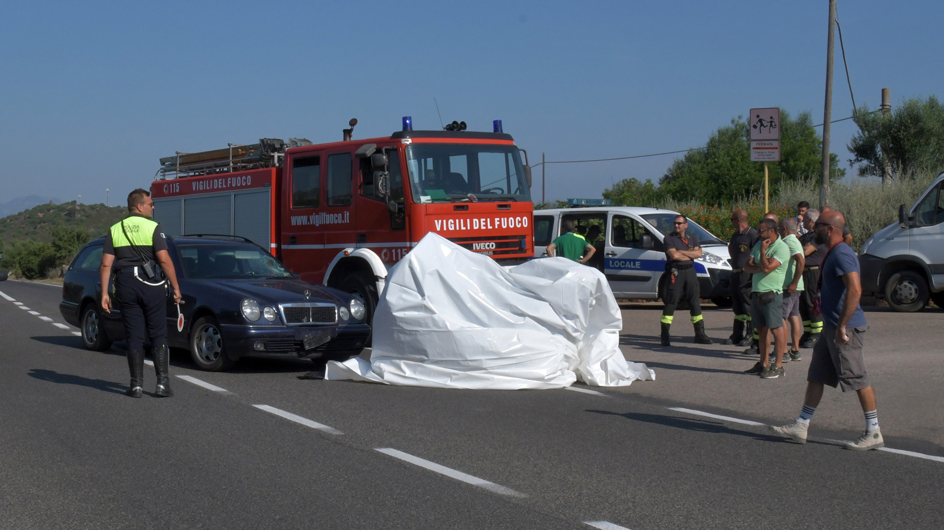 La motocicleta de George Clooney fue cubierta con una tela blanca tras el accidente. (Grosby Group)