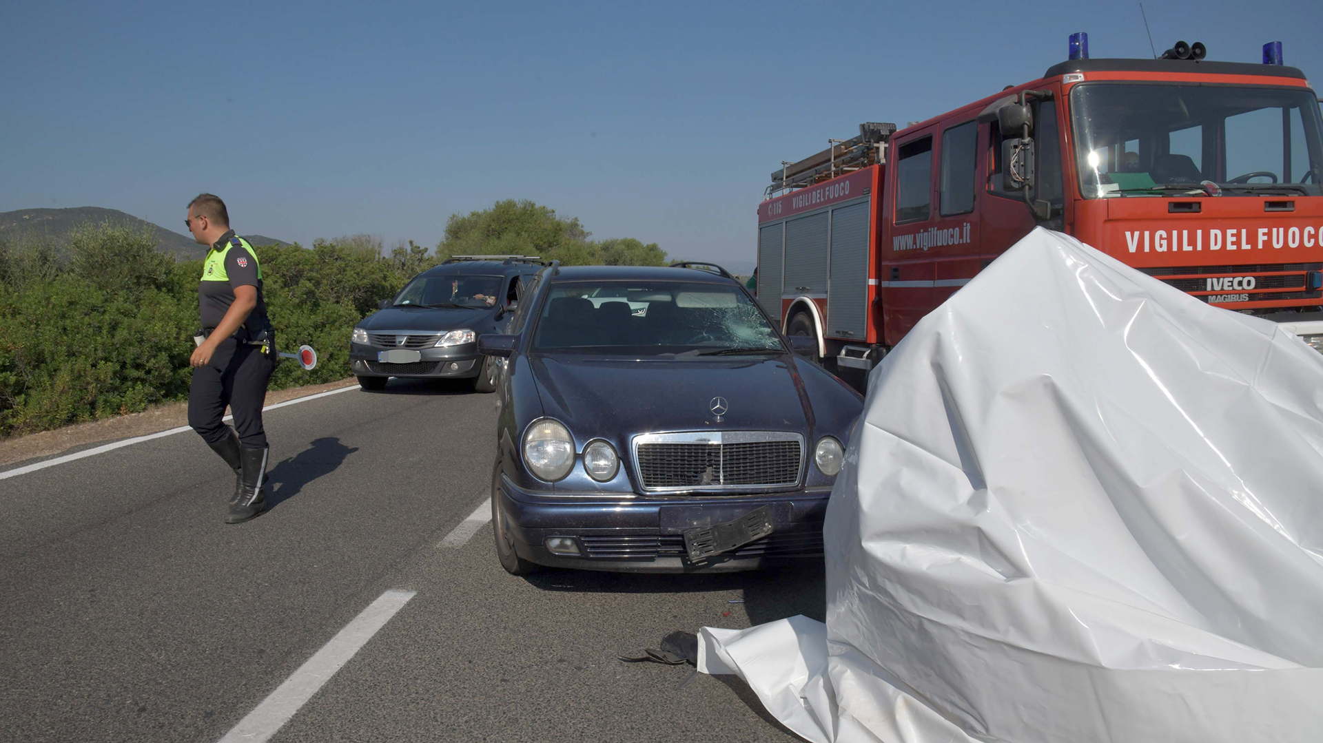 El vehículo Mercedes Benz quedó detenido en medio de la carretera de Cerdeña en Costa Corallina. (Grosby Group)