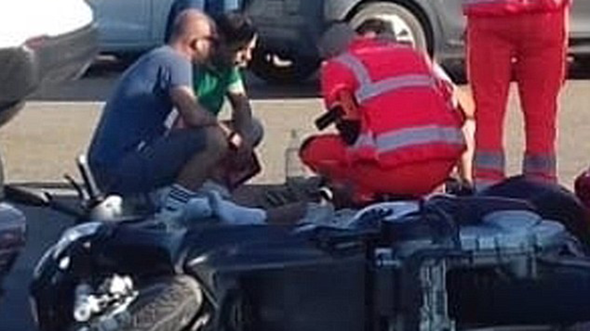 George Clooney fue atendido en asfalto de la carretera